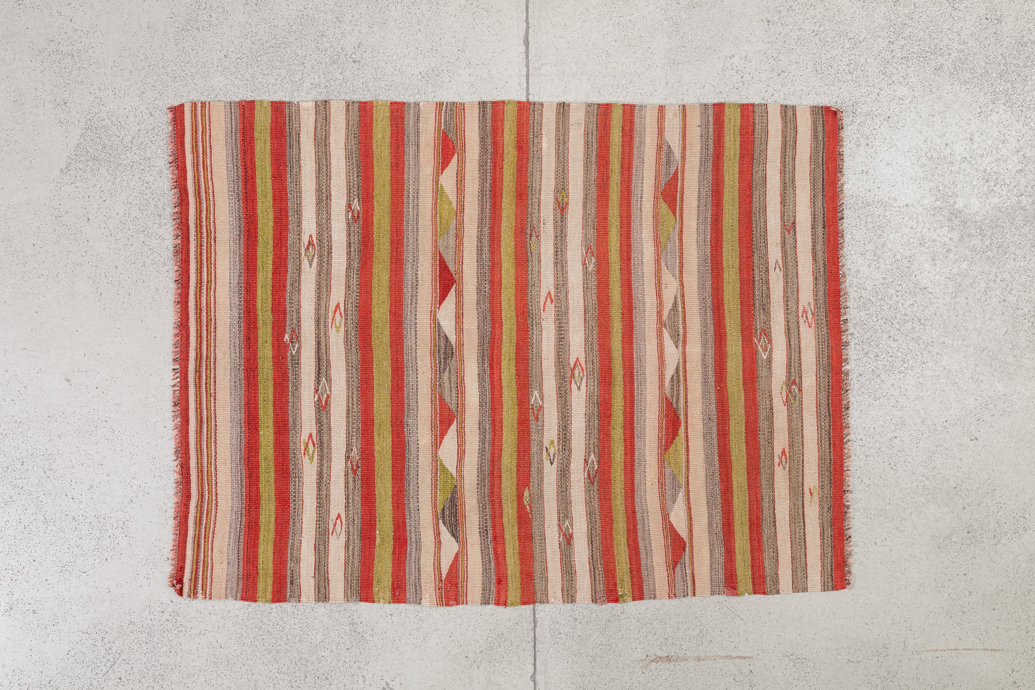 Vintage Kilim Denizli 131x103cm - Wild Heart Free Soul