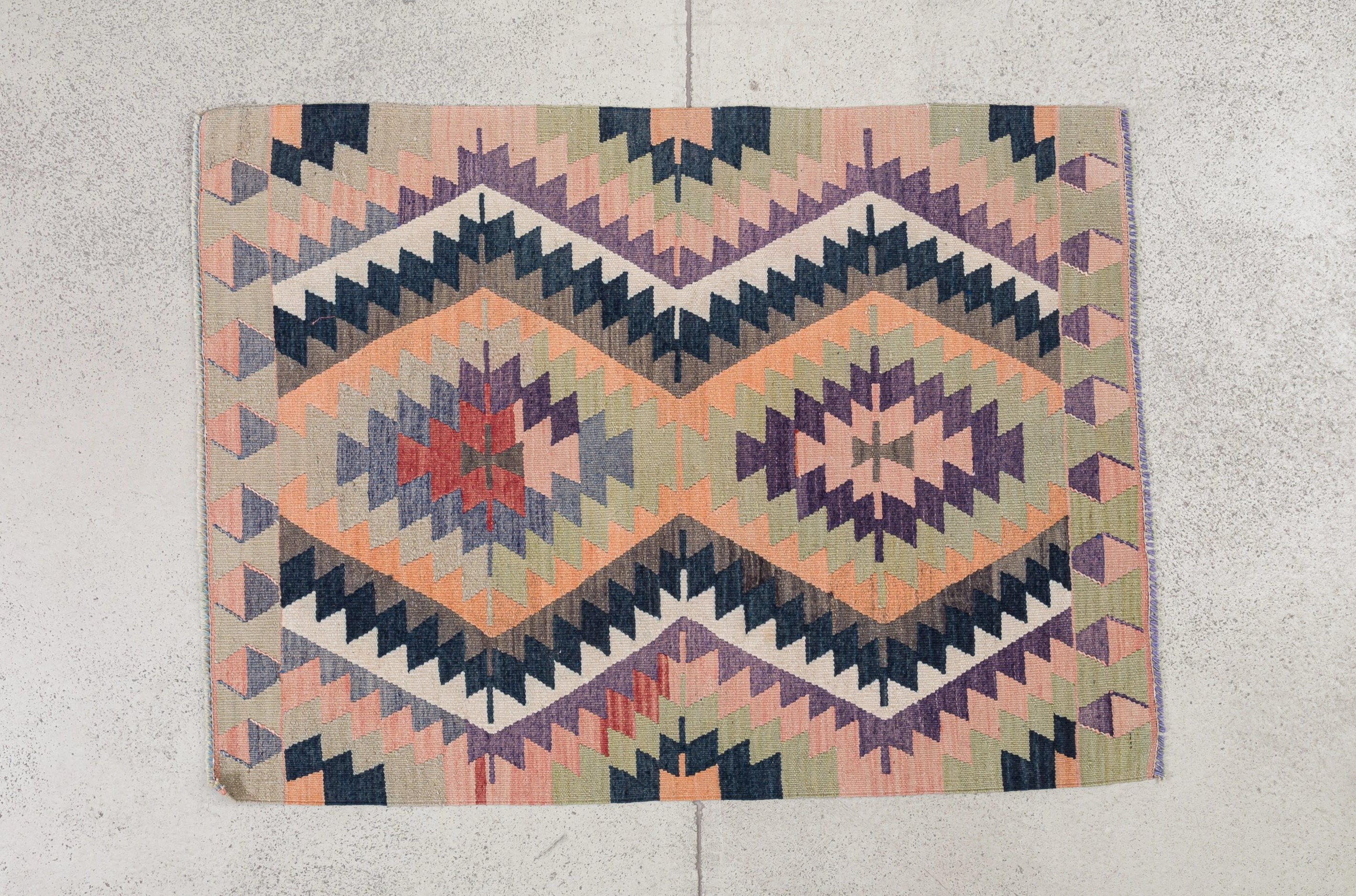 Vintage Kilim Usak 115x89cm - Wild Heart Free Soul
