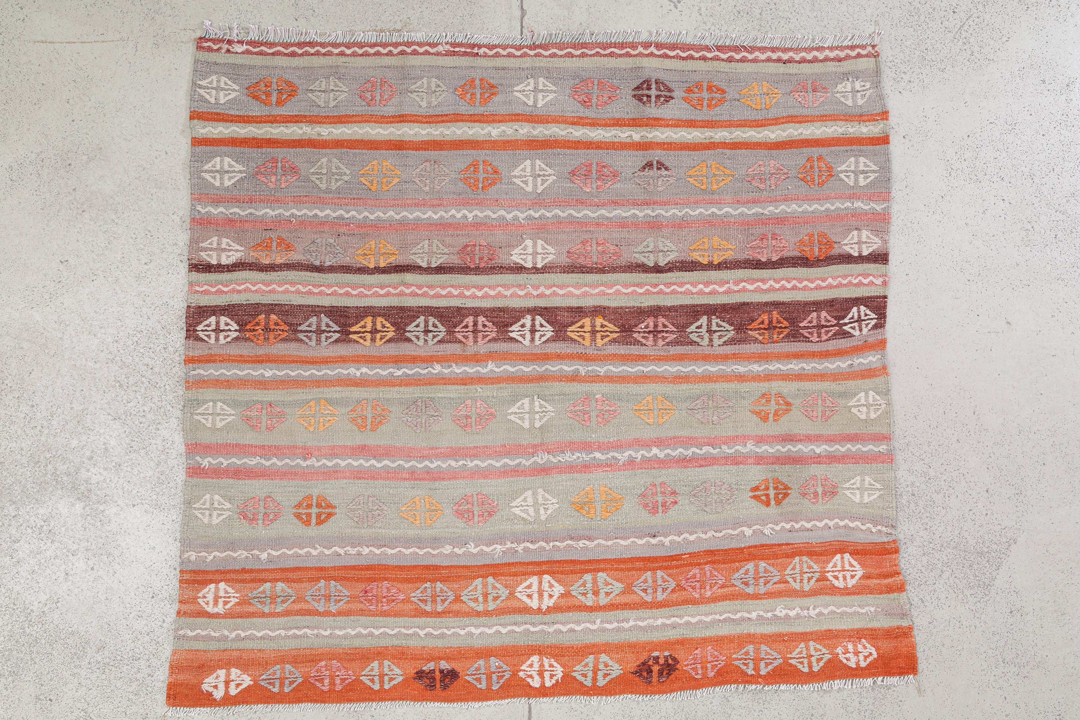 Vintage Kilim Usak 124x132cm - Wild Heart Free Soul