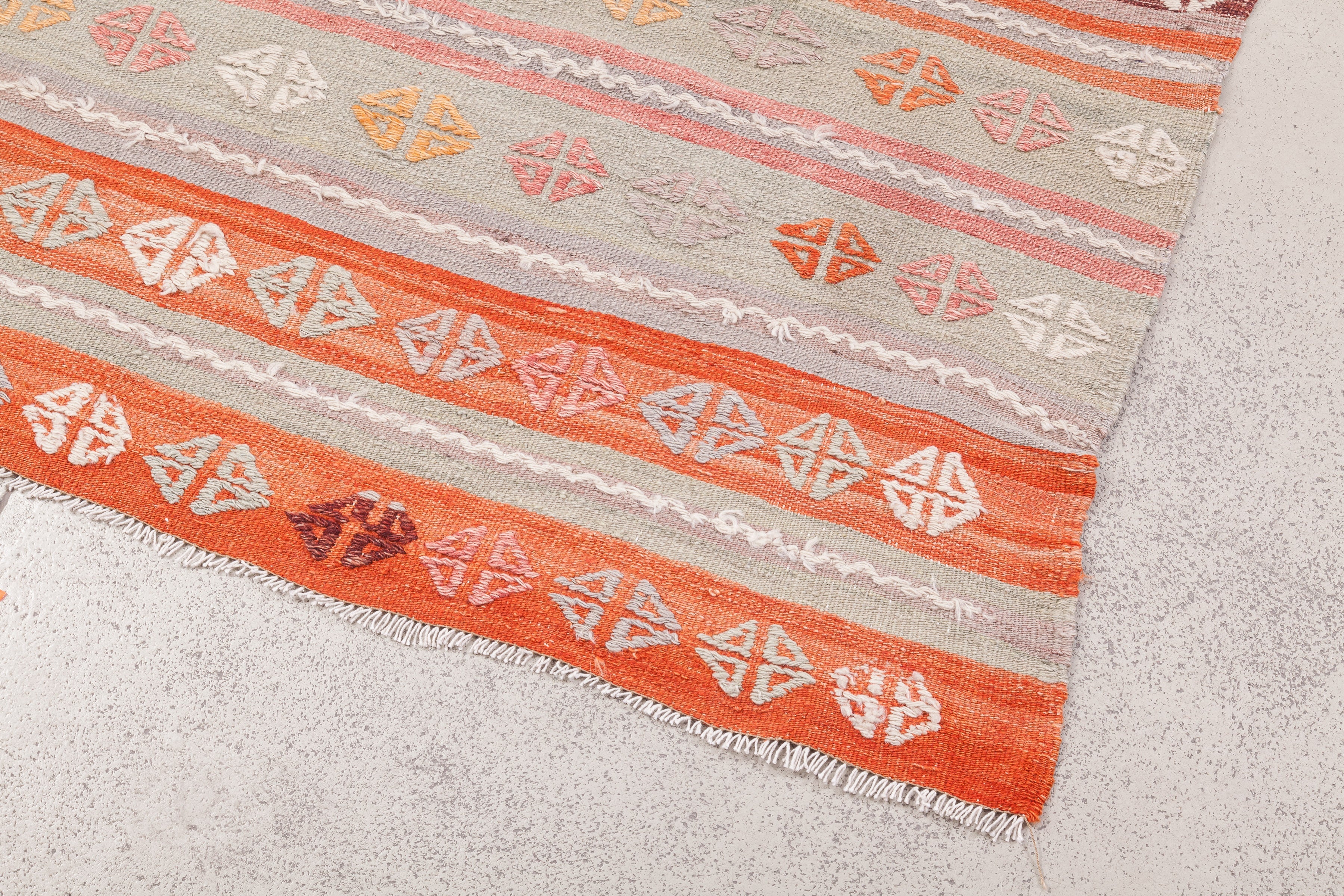 Vintage Kilim Usak 124x132cm - Wild Heart Free Soul