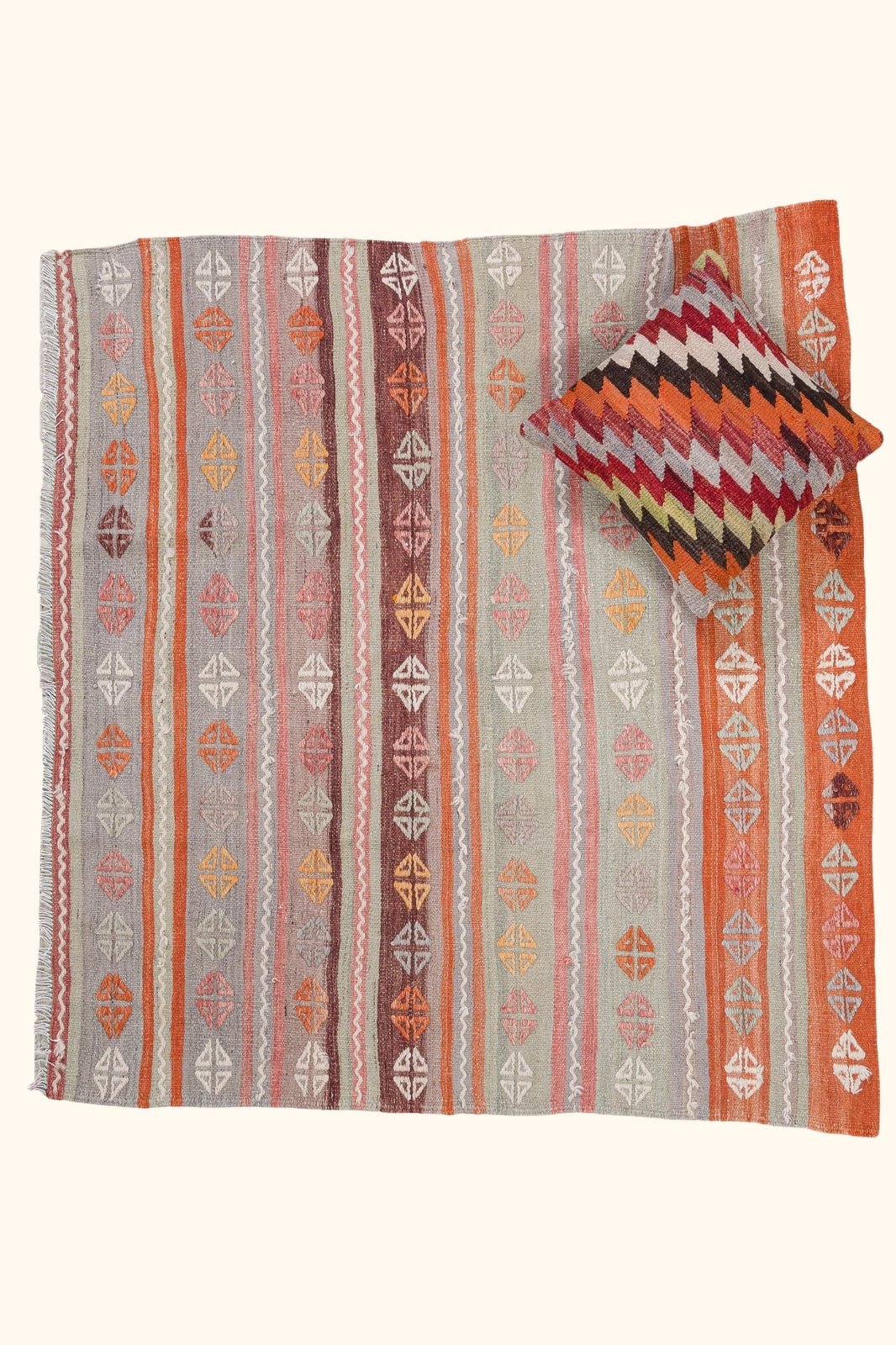 Vintage Kilim Usak 124x132cm - Wild Heart Free Soul