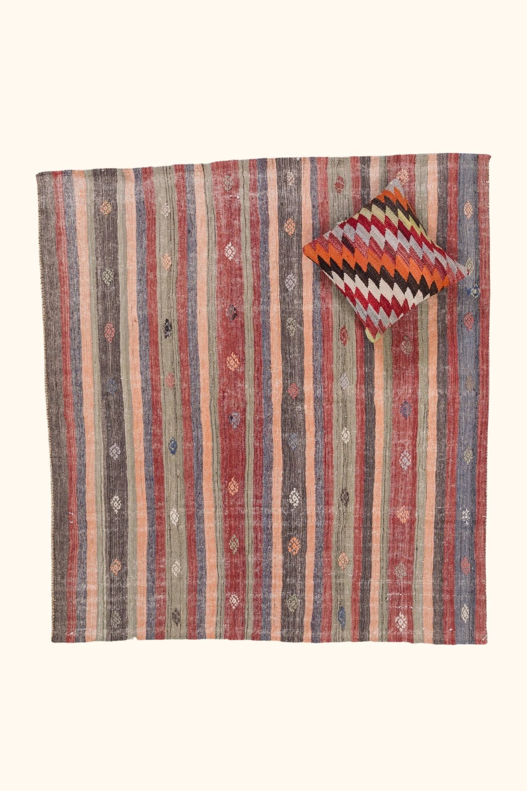 Vintage Kilim Usak 150x160cm - Wild Heart Free Soul