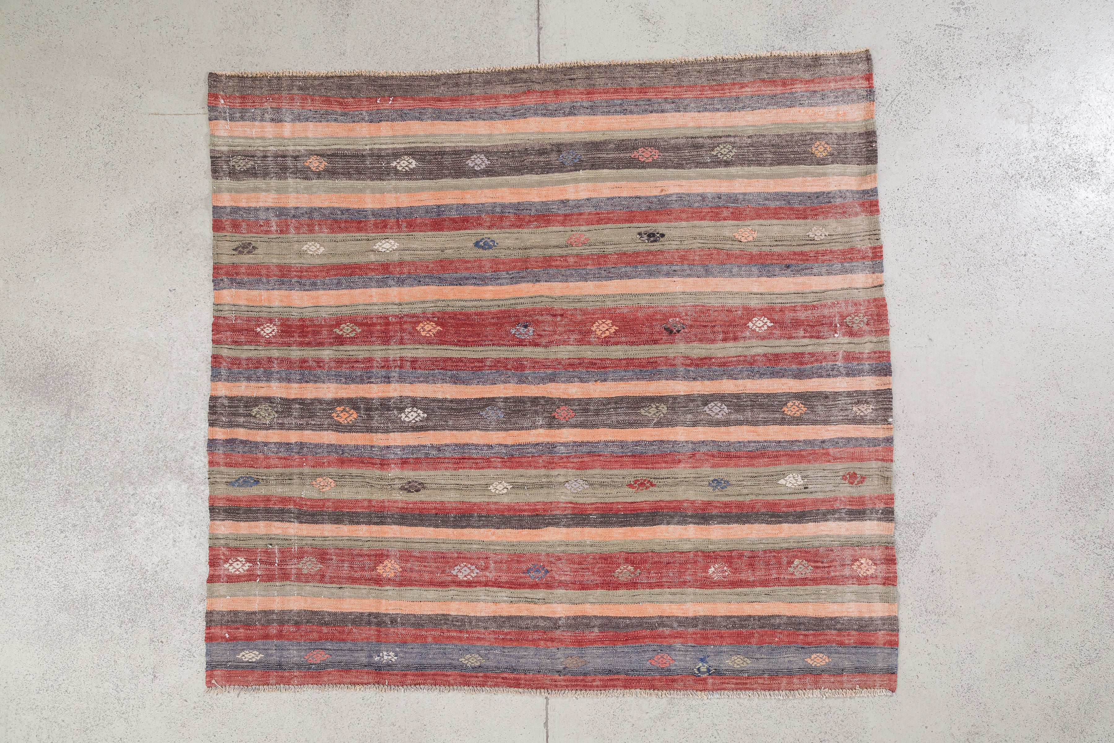 Vintage Kilim Usak 150x160cm - Wild Heart Free Soul