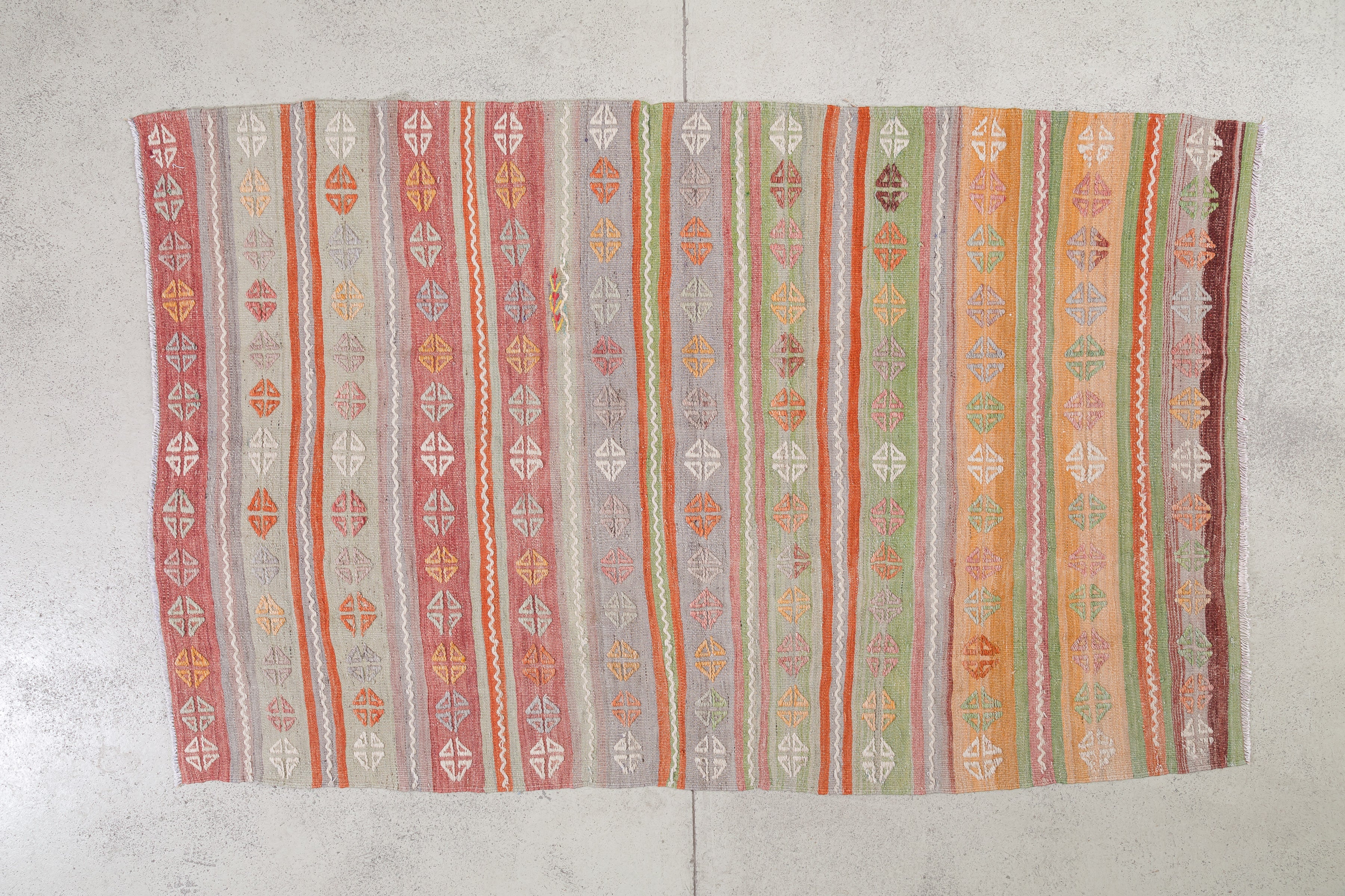 Vintage Kilim Usak 214x137cm - Wild Heart Free Soul