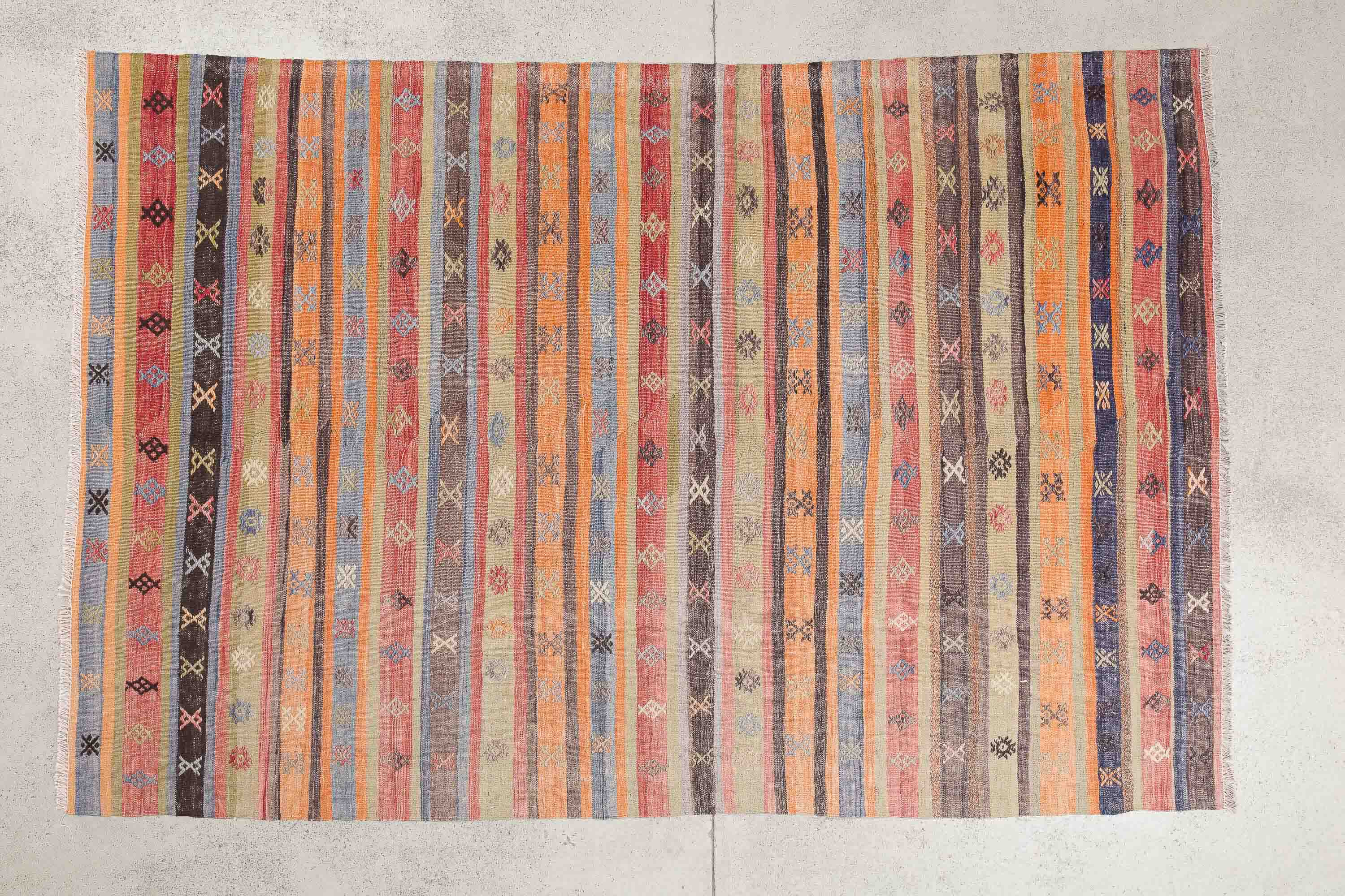 Vintage Kilim Usak 237 x 158cm - Wild Heart Free Soul