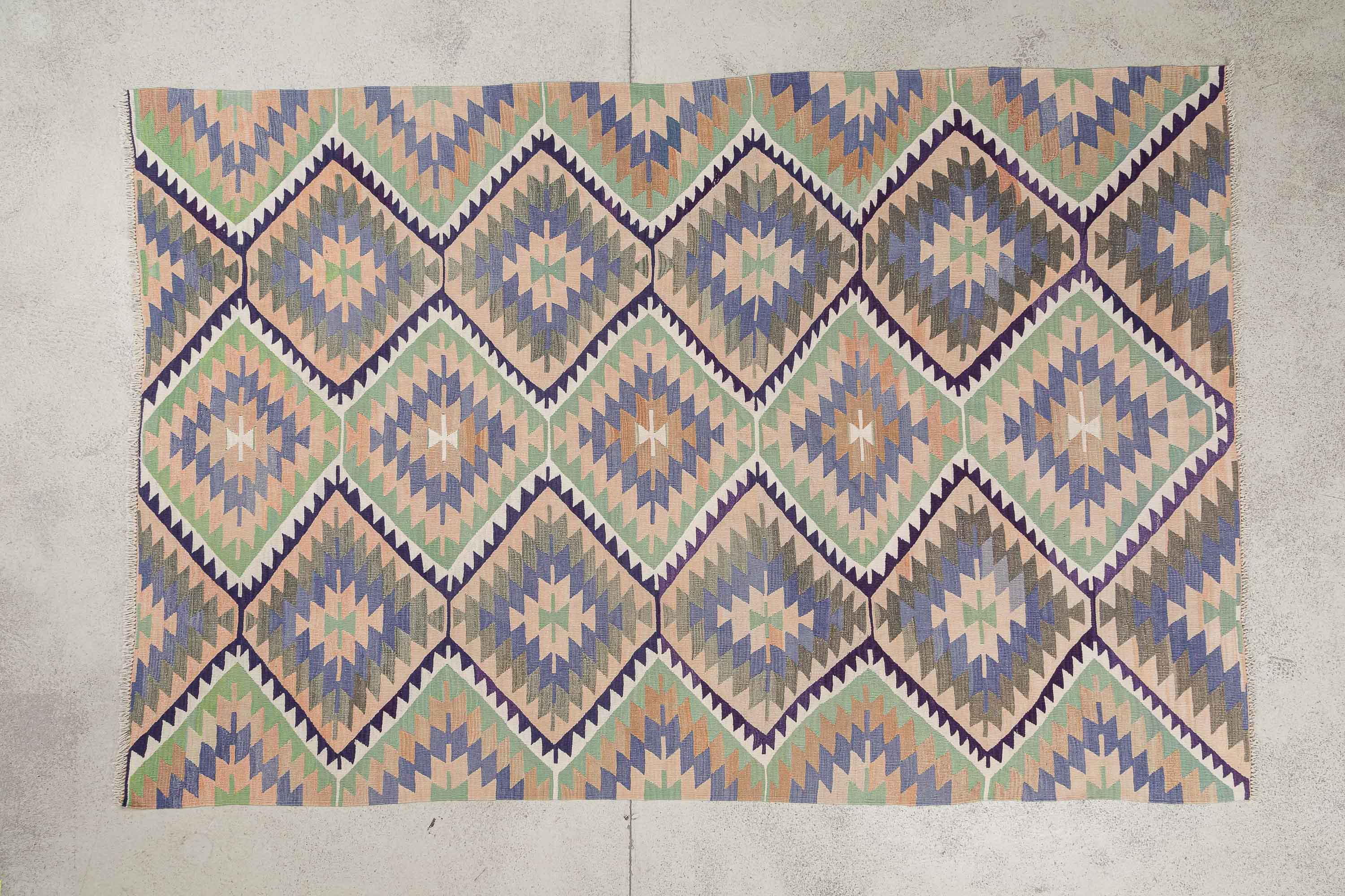 Vintage Kilim, Usak 285 x 190cm - Wild Heart Free Soul
