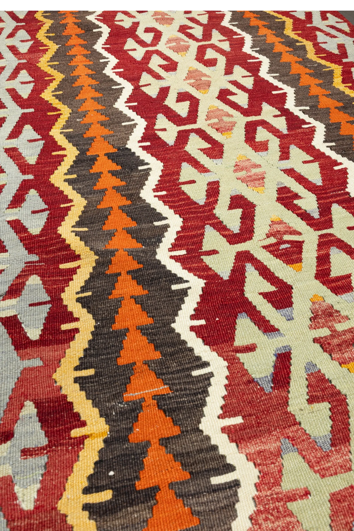 Wild Heart Free Soul handgewebter Vintage-Kelim aus Anatolien mit geometrischen Mustern in Rot, Orange und Grau