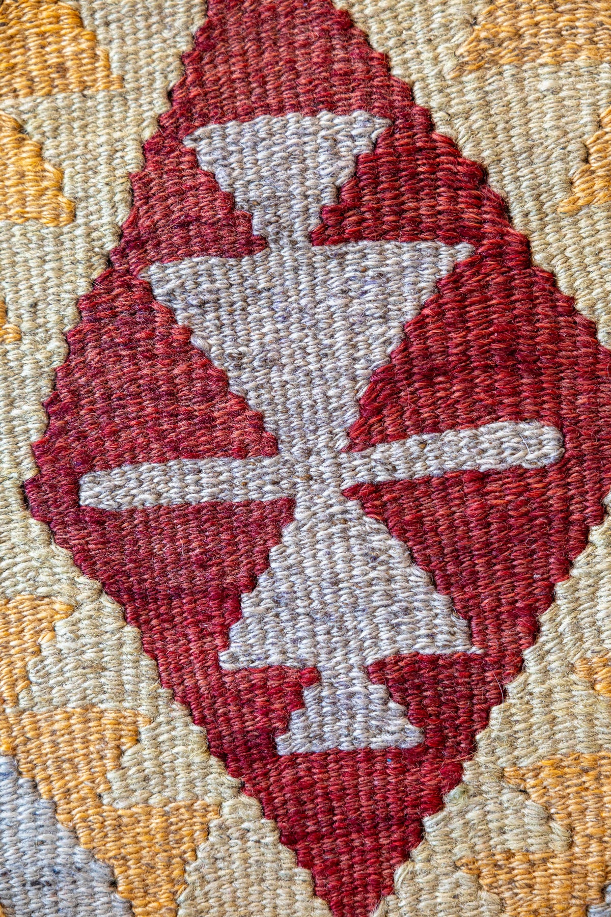 Wild Heart Free Soul Vintage Kelim aus Sivrihisar mit handgewebtem Rautenmuster in Rostrot, Braun und Ockergelb