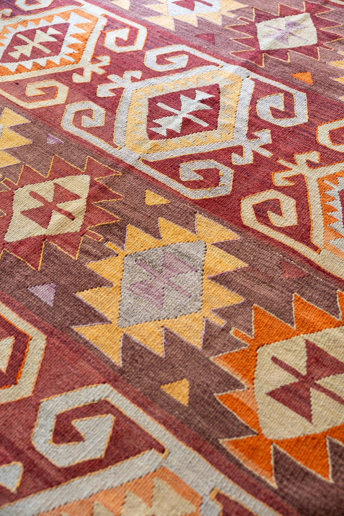Wild Heart Free Soul Vintage Kelim aus Sivrihisar mit Rautenmuster in Rostrot, Braun, Ockergelb und Flieder.