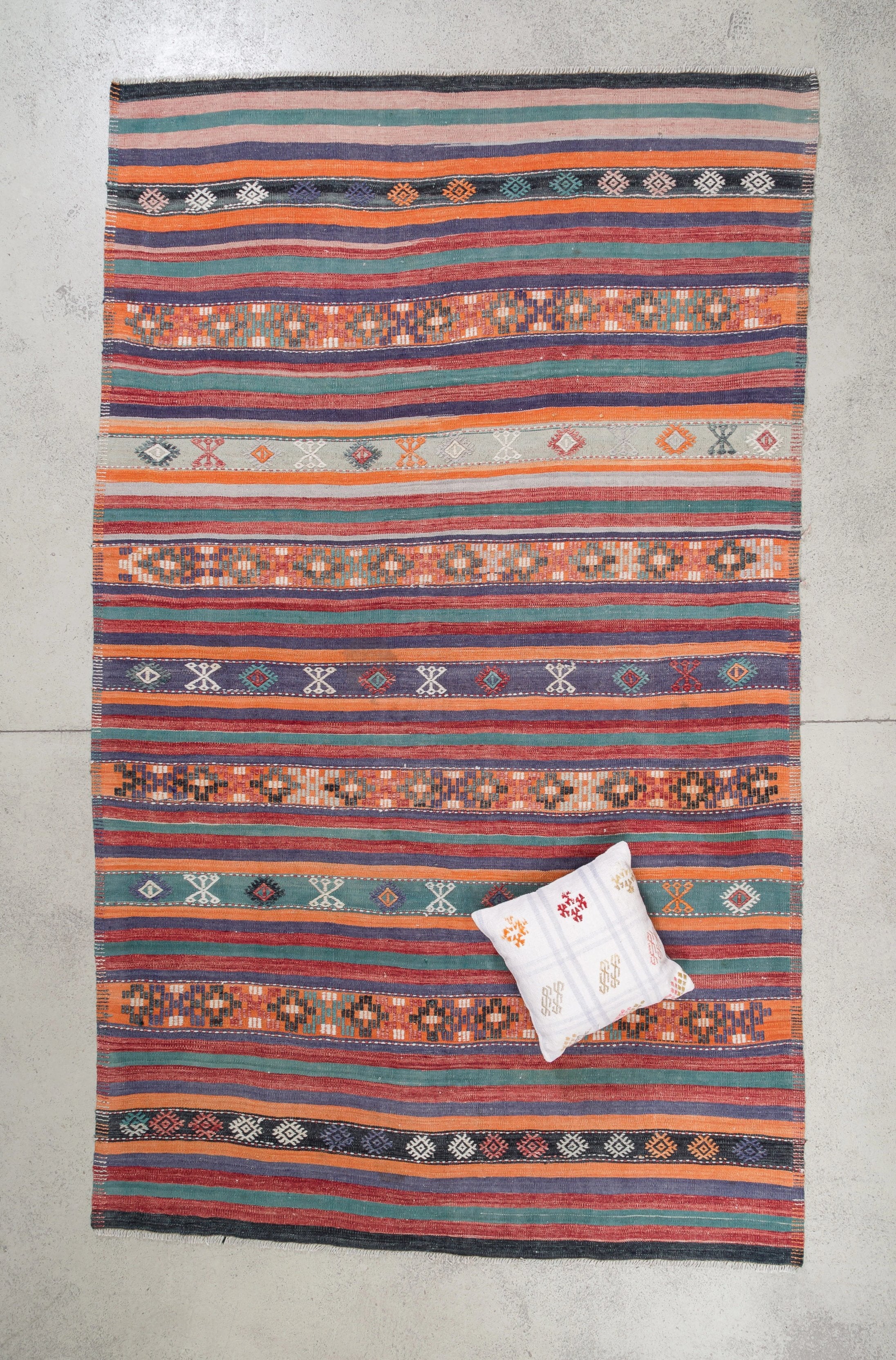 Vintage Kilim 1960s, Selendi / Anatolia 284 x 173 cm - Wild Heart Free Soul
