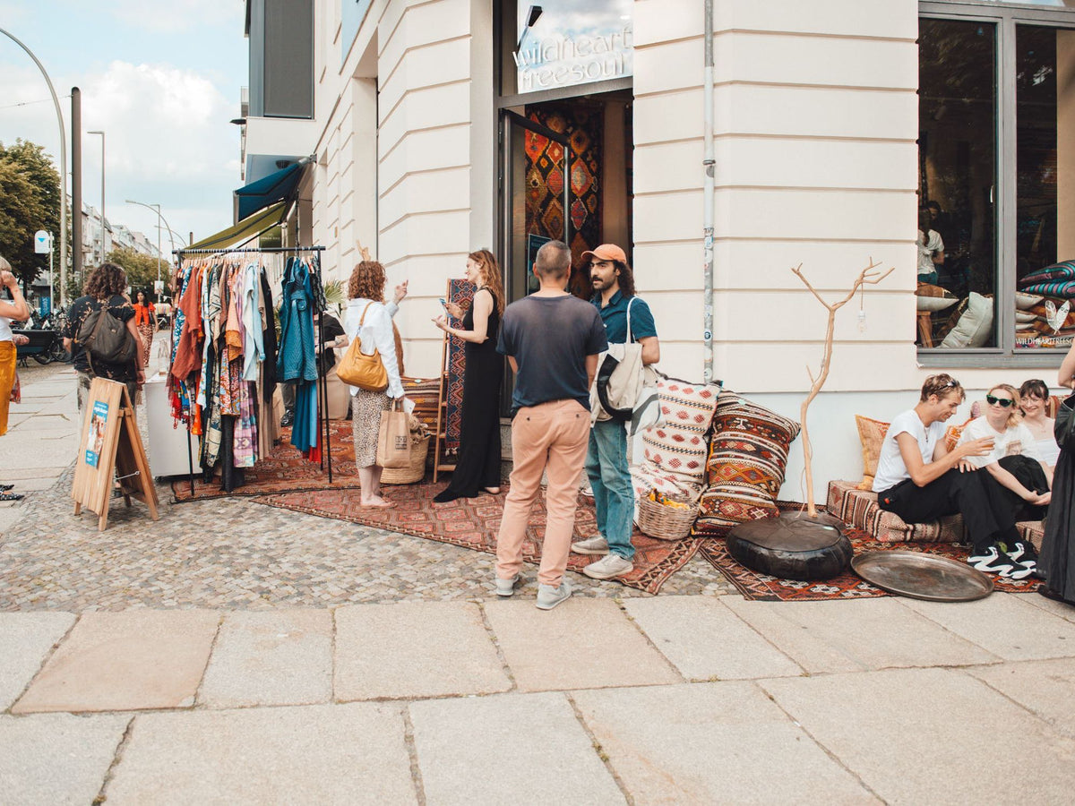 Menschen stehen vor dem Wild Heart Free Soul Showroom.