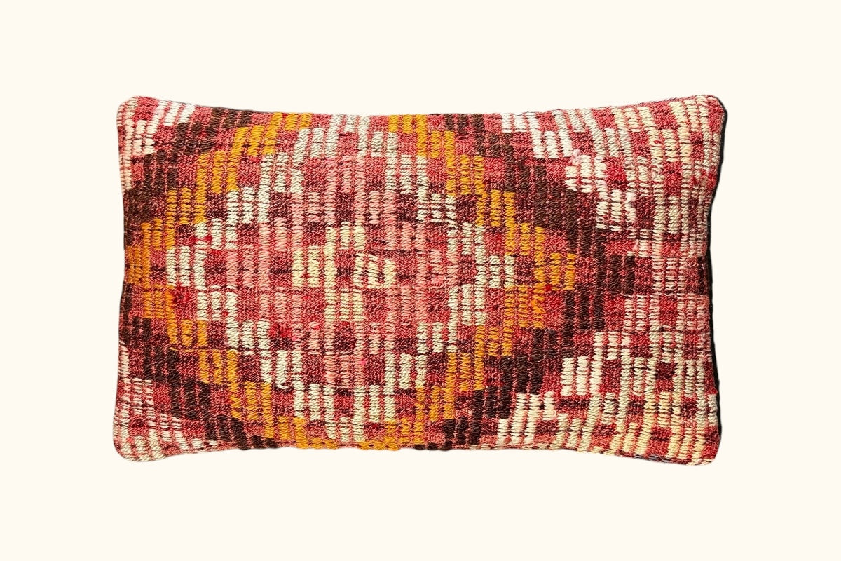 Frontalansicht des ALEV Vintage Kelim-Kissens – geometrisches Muster in Rot-, Ocker- und Cremetönen