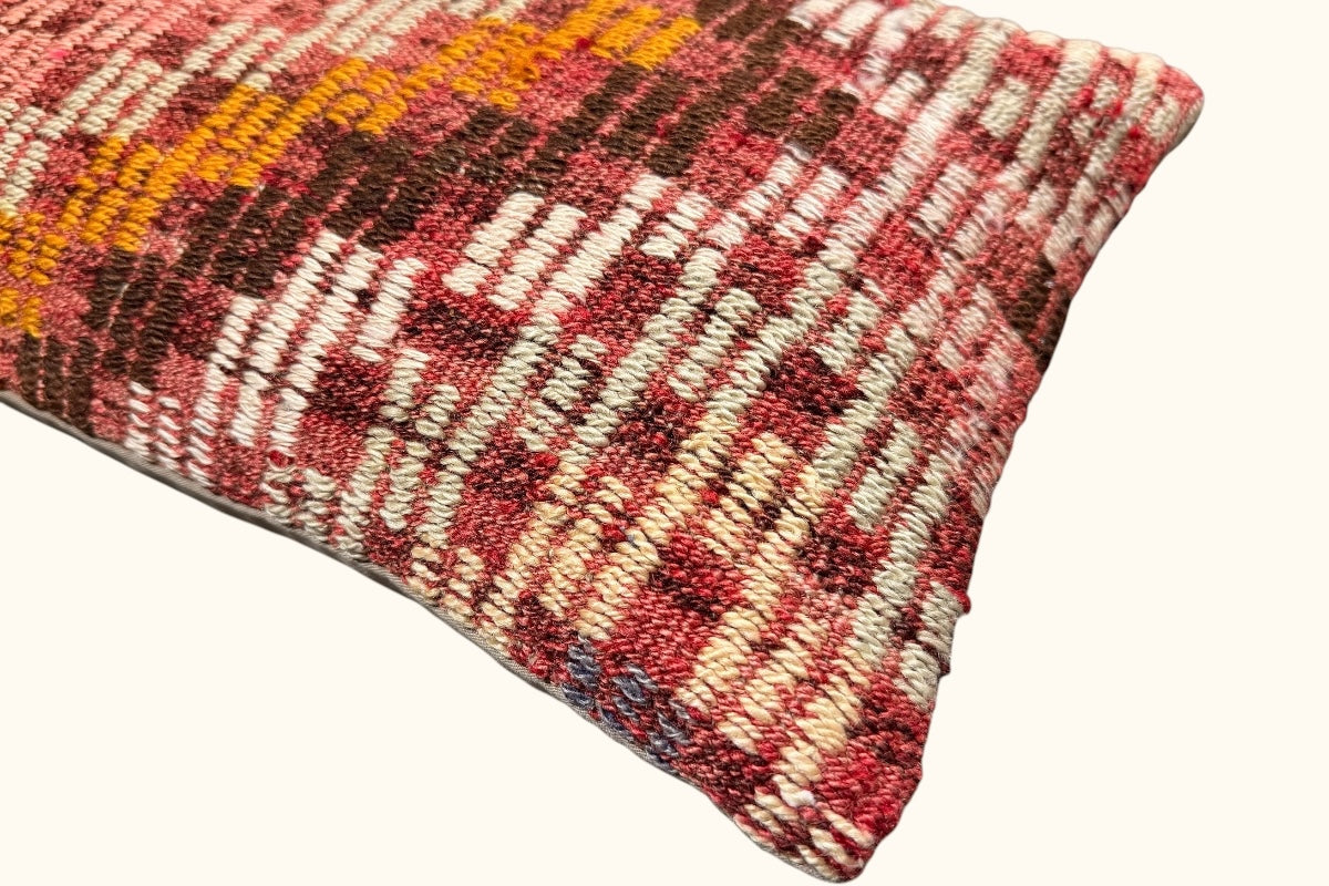 Detailaufnahme der handgewebten Struktur – feine Schafwolle mit warmem Farbverlauf