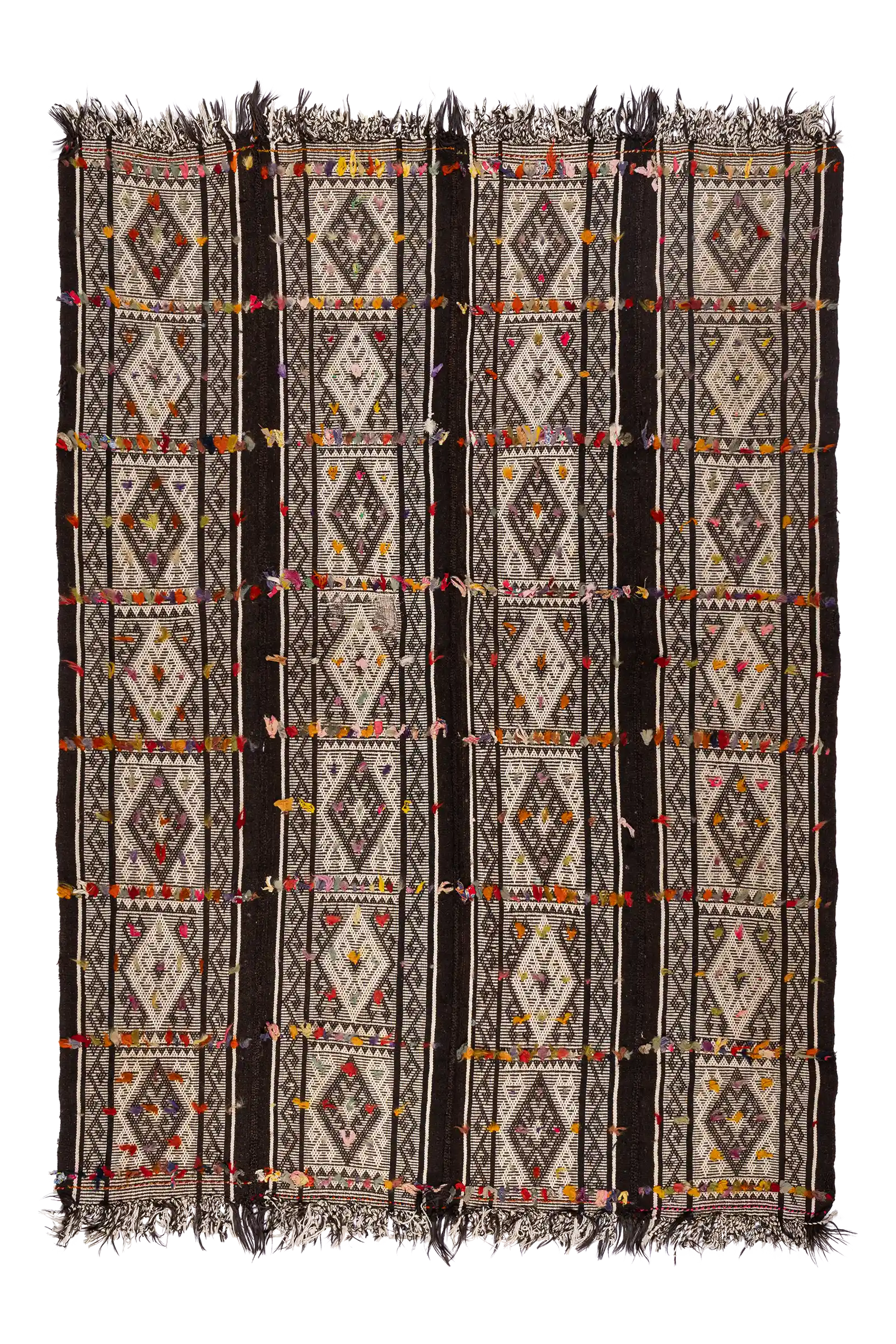 Vollständige Draufsicht auf einen großen Vintage-Kelim mit schwarzen und weißen geometrischen Streifen, eingerahmt von rautenförmigen Mustern und verziert mit bunten Garnknoten in Rot, Gelb, Rosa, Lila und Orange.
