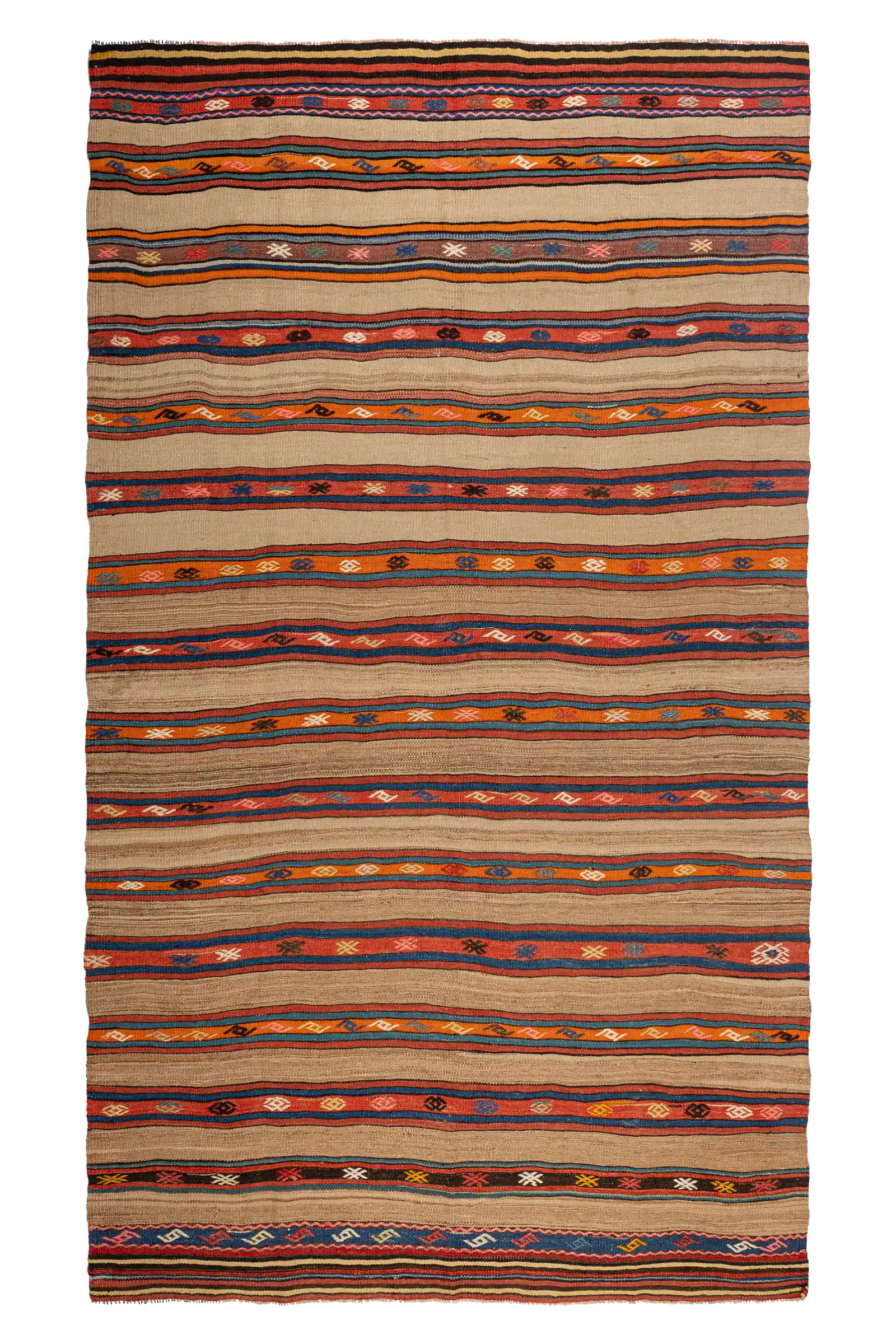 Gesamtansicht des FETHIYE ALARA Kilims – rechteckiger Kelim mit rhythmisch verlaufenden horizontalen Streifen in Naturbraun, durchsetzt mit schmaleren Zierstreifen in Orange, Blau, Rot und Schwarz; darin eingewebte kleine, mehrfarbige Motive in Weiß, Gelb, Blau, Rosa und Schwarz

