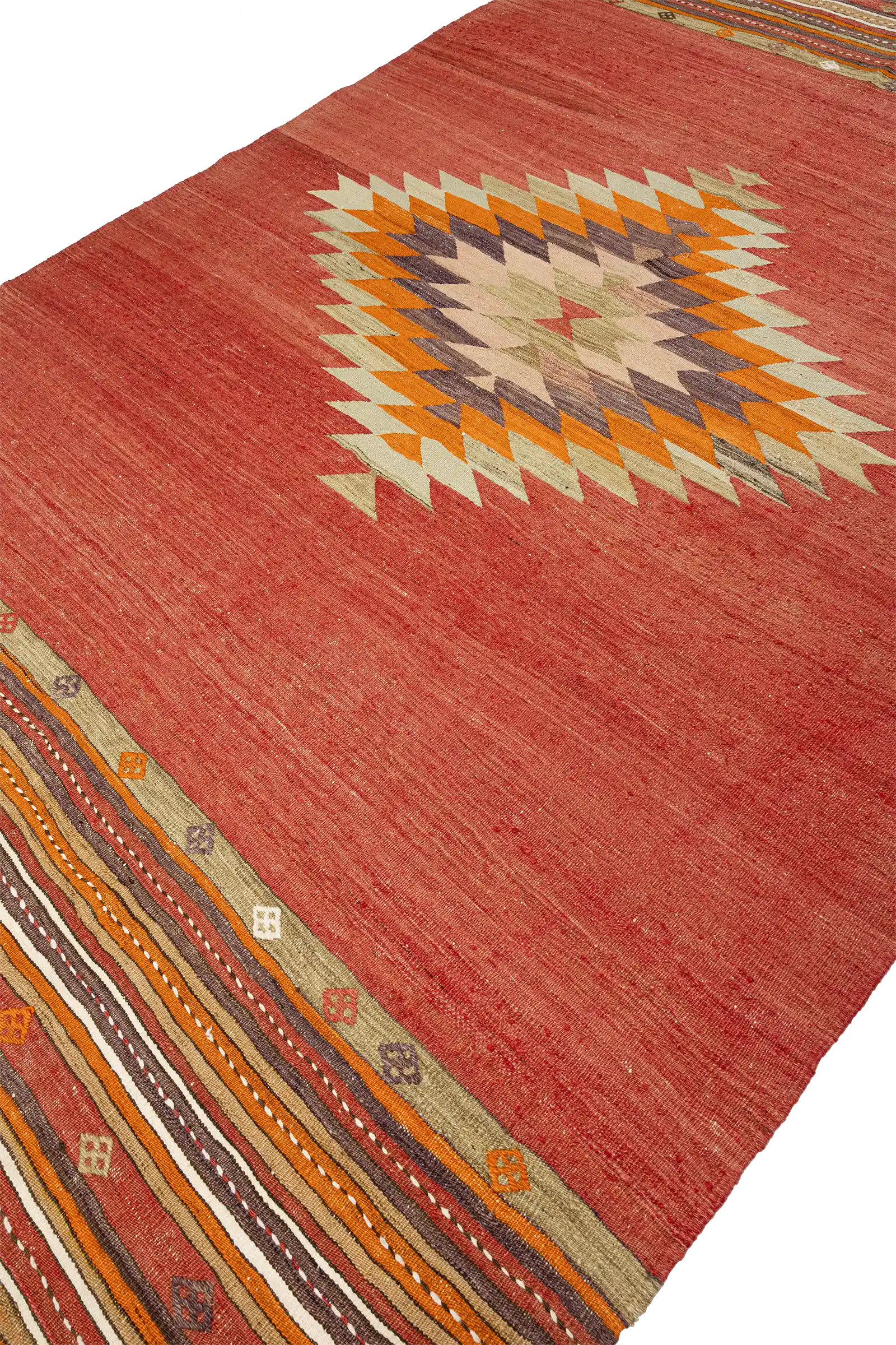 Schräge Seitenansicht des KÜTAHYA Kilims – zeigt Dimension, Gewebedichte und die kräftige rote Grundfläche
