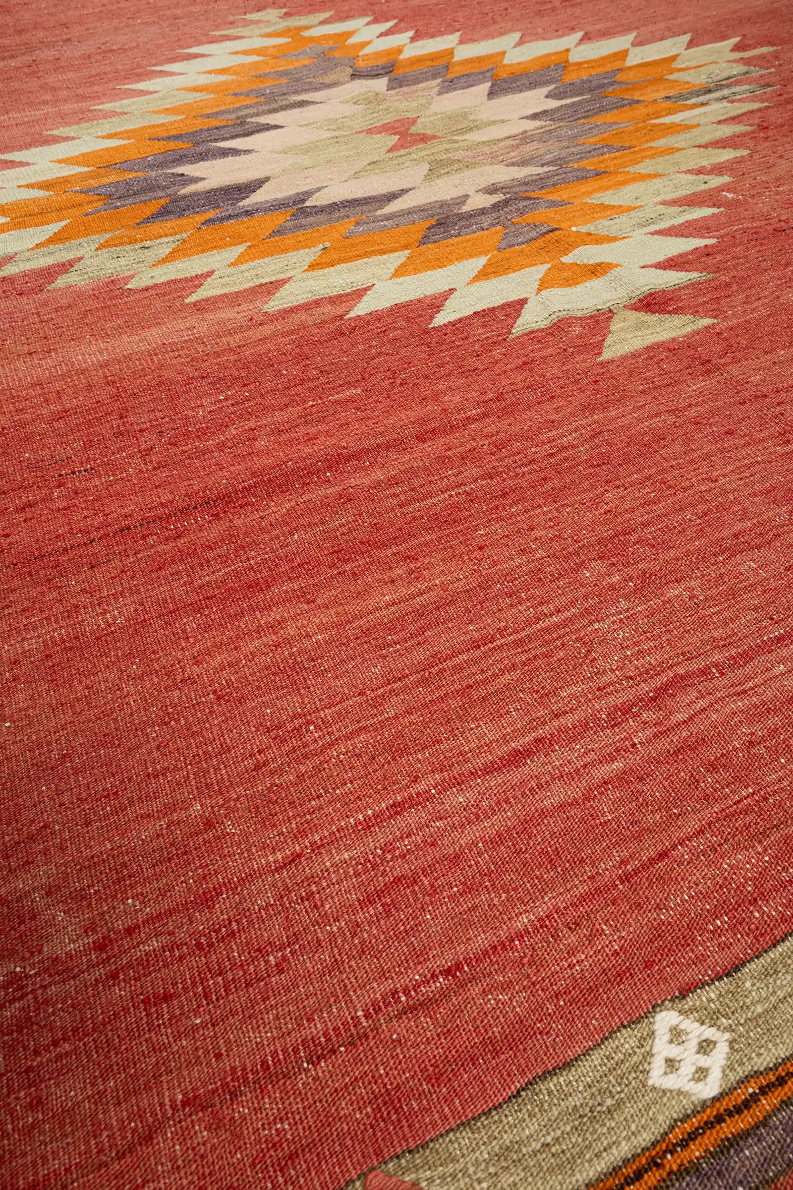 Nahaufnahme der Textur – handgesponnene Wolle mit changierender Oberfläche und natürlicher Patina