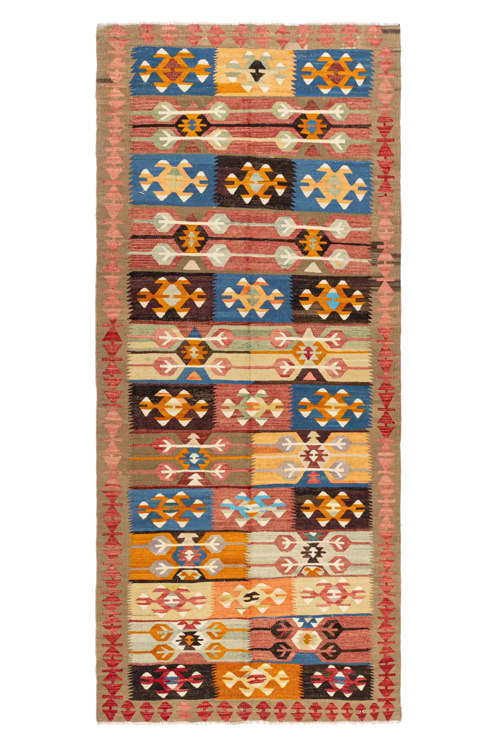 Rechteckiger, handgewebter Vintage-Kelim mit Streifenkomposition in Querformat, besetzt mit stilisierten Mustermotiven in kräftigem Blau, Senfgelb, Terrakotta, Schwarz und Creme auf rotbraunem Grund, eingefasst von einem olivgrünen Rand mit rosa Rautenmuster.