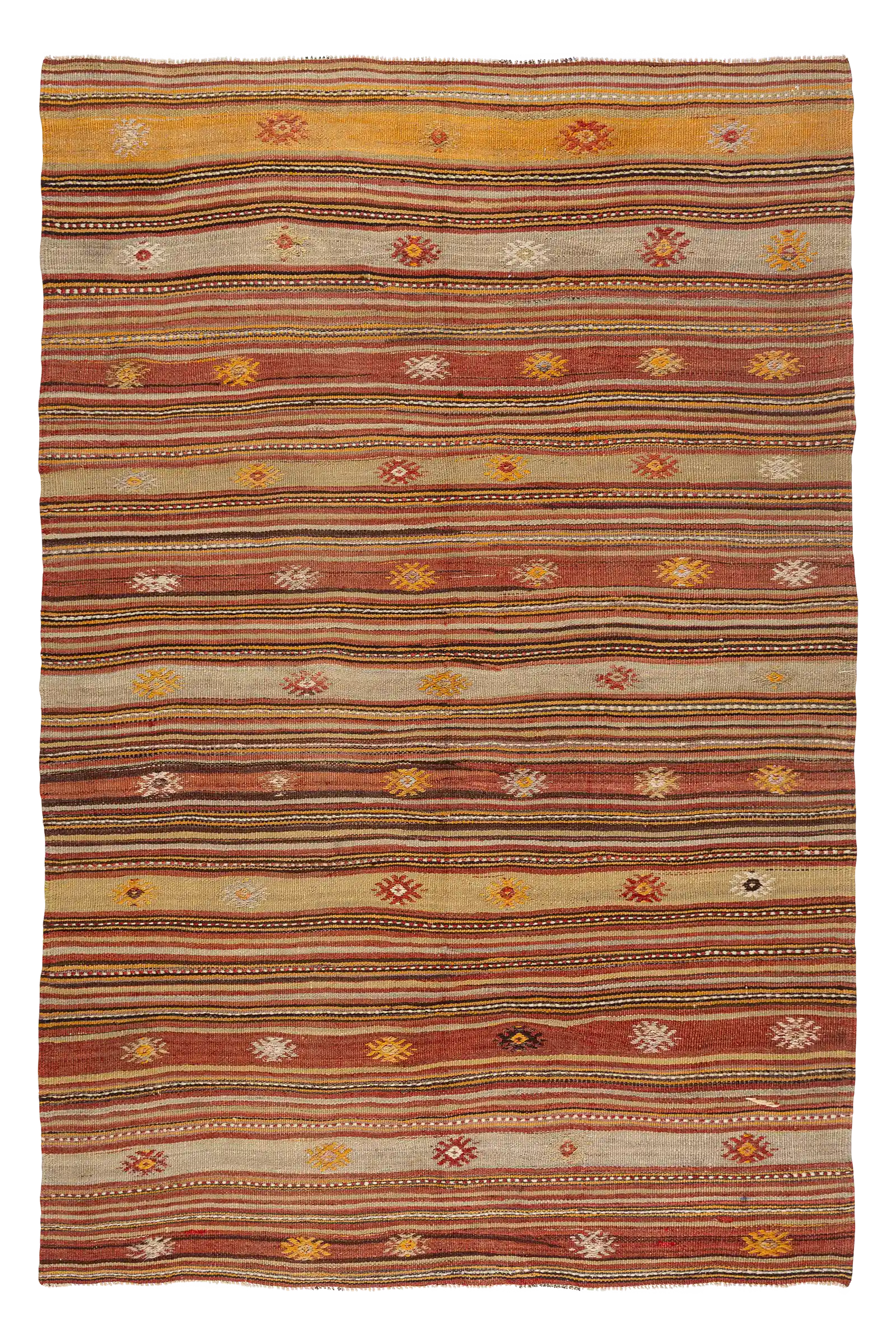 Gesamtansicht des ÇAL Kilims – traditioneller Dorfkelim mit welligen Streifen in Erdtönen und eingestreuten Schutzsymbolen auf naturbelassenem Fond