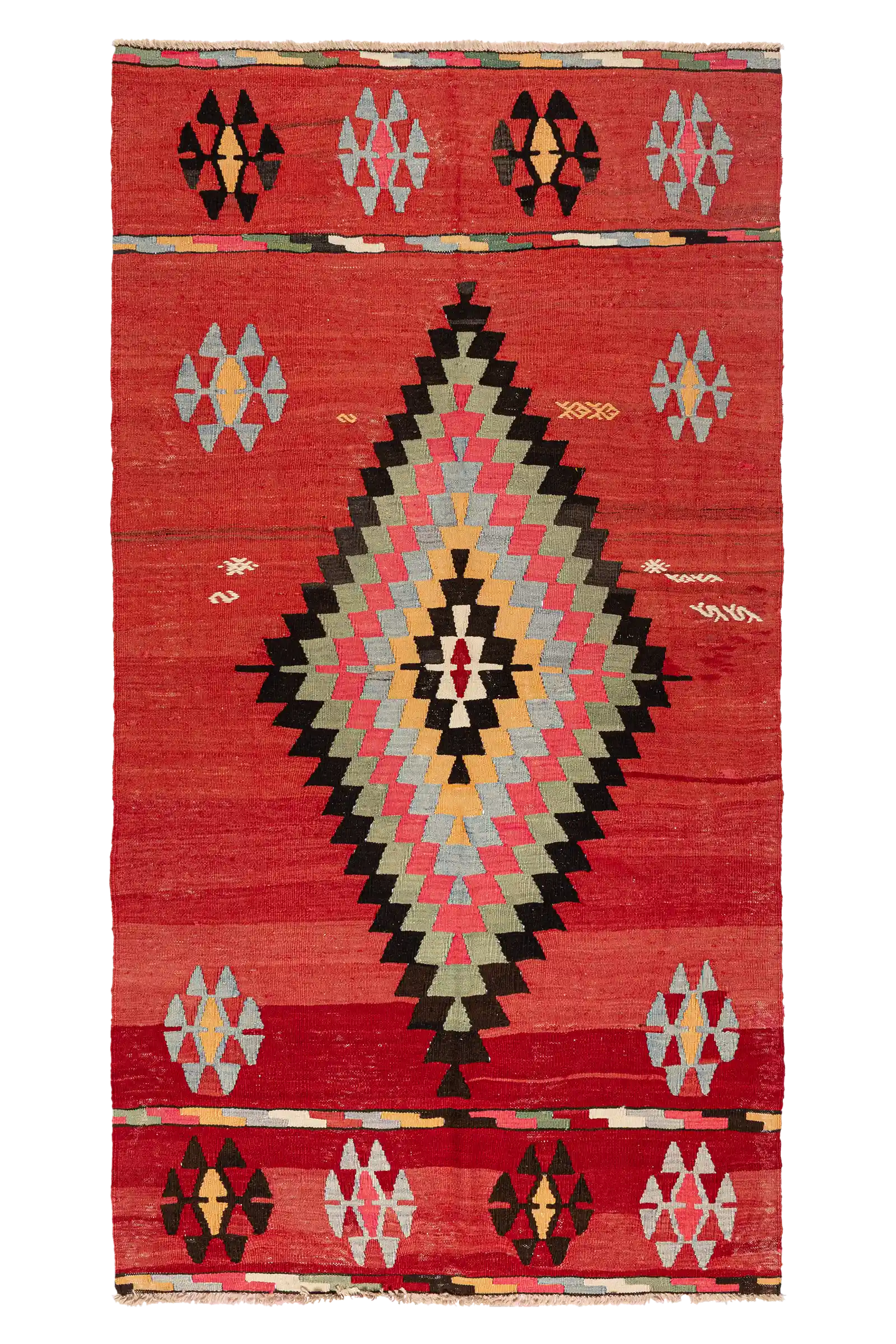 Gesamtansicht des KÜTAHYA Kilims – charakteristisches Medaillon im Zentrum auf intensivem Rotgrund, flankiert von geometrischen Symbolen