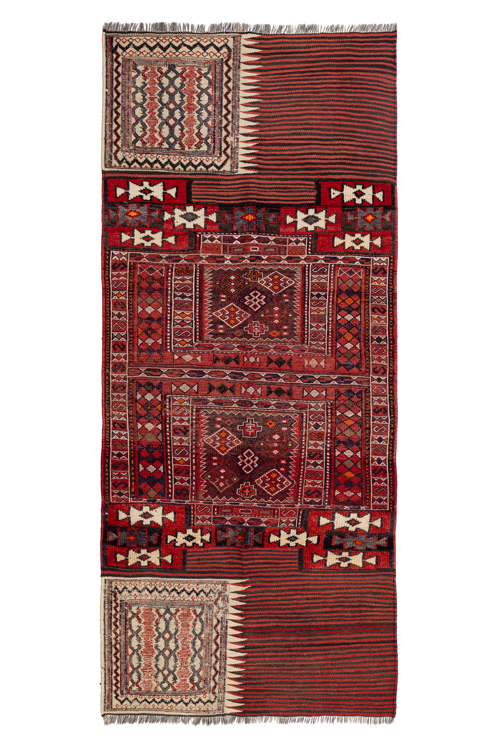 Länglicher Vintage-Kelim mit geometrischer Komposition aus fünf Abschnitten: zentrale Paneele mit rautenförmigen Ornamenten in Rot-, Braun- und Schwarztönen, flankiert von Streifenmustern und cremefarbenen Bordüren mit Zacken. Mehrere symmetrisch eingewebte Motive in Weiß, Dunkelrot und Schwarz sowie Fransen an beiden Enden sichtbar.