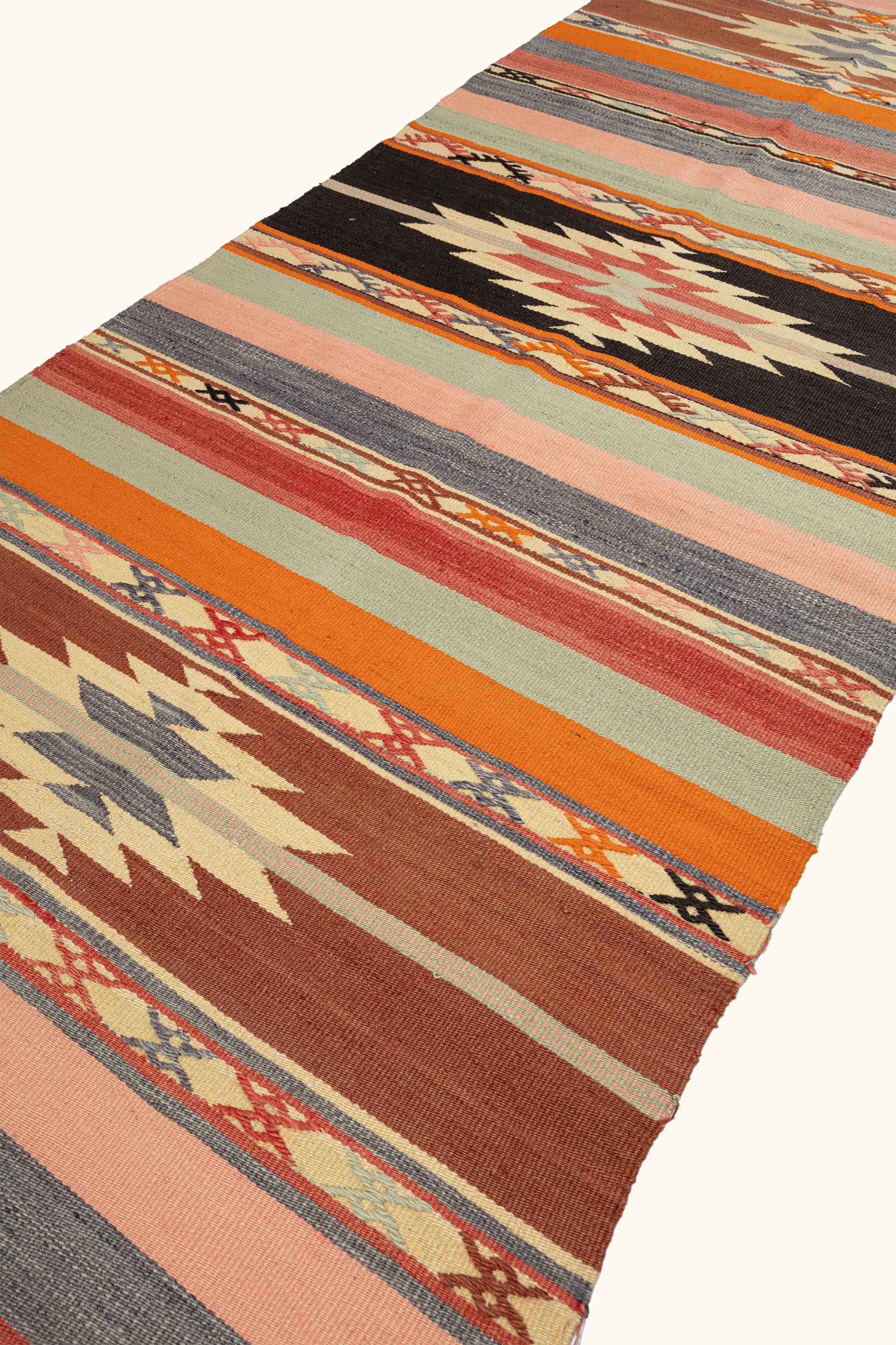 Symmetrisches Streifendesign in Orange, Terrakotta, Mint und Lavendel – harmonisch arrangiert im langen Kelimformat