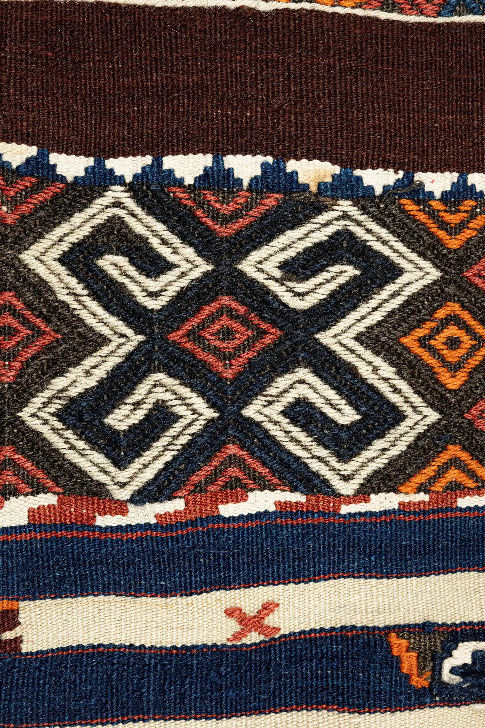 Detailaufnahme der Symbolik – geometrische Rauten, Amulette, Skorpionsymbole und verschlungene Linienmotive in feiner Farbvariation