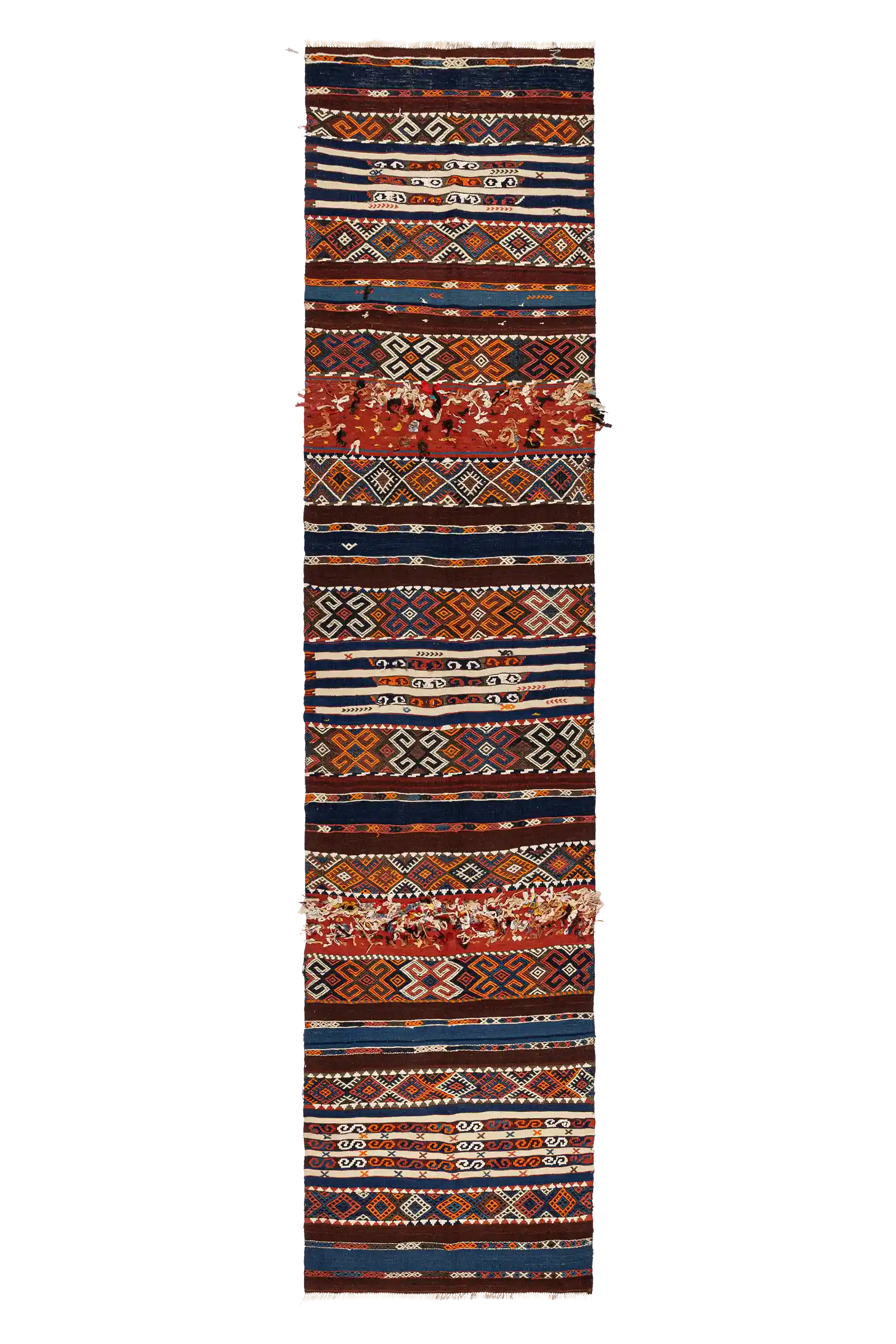 Gesamtansicht des MALATYA Kilims – langer anatolischer Vintage-Läufer mit aufwendig komponierten Streifen und Zierbändern in tiefem Rot, Indigo und Elfenbein