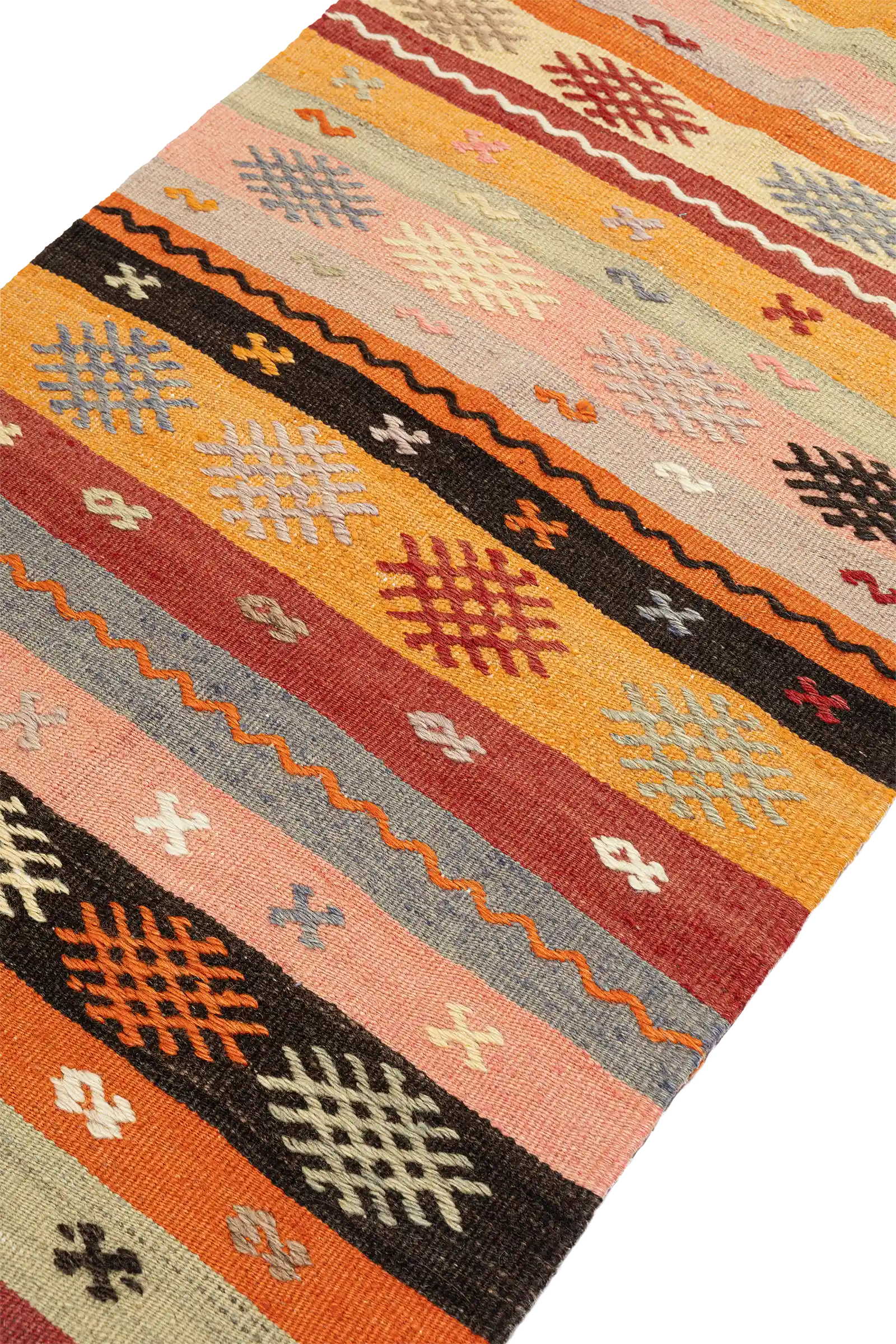 Schräge Seitenansicht des Kilims – betont die wellige Linienführung und das farbliche Spiel der einzelnen Garnstreifen im schrägen Blickwinkel