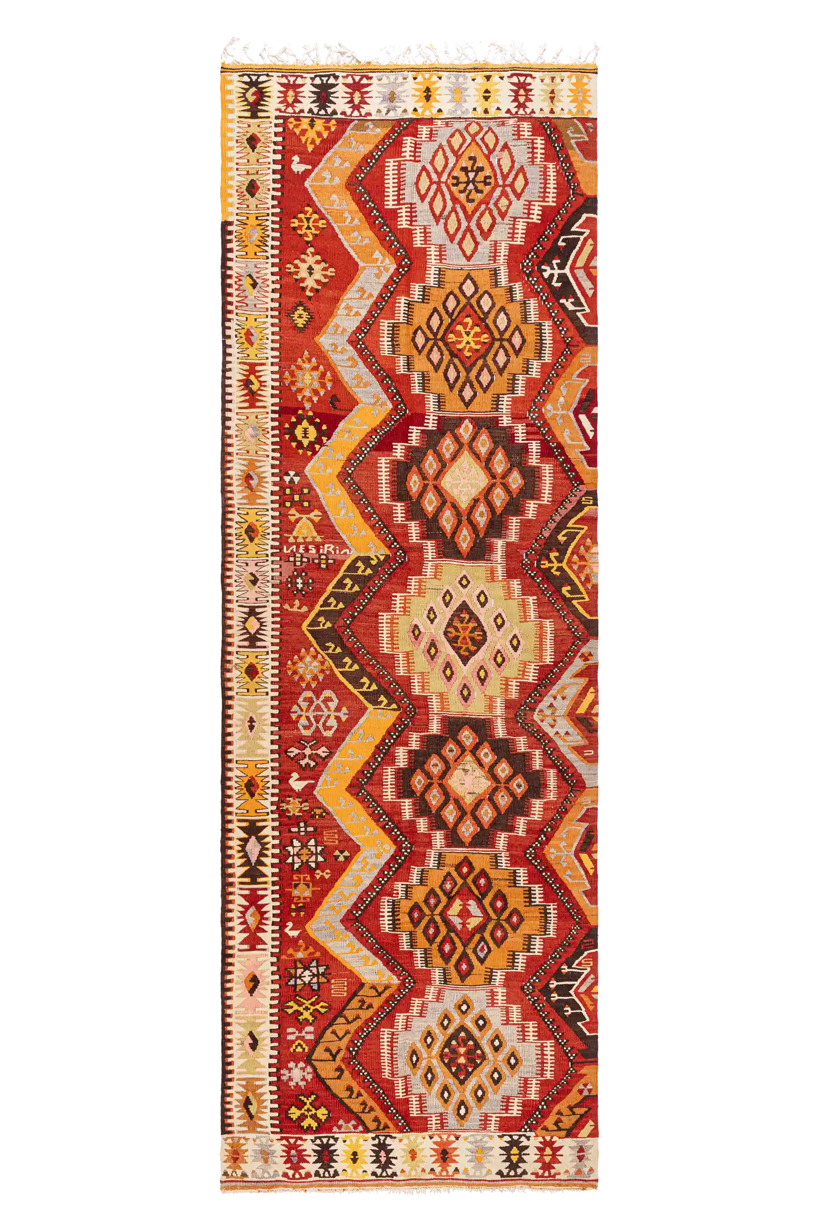 Rechteckiger Vintage-Kelim mit zentraler Längsachse, bestehend aus aufeinanderfolgenden Rautenmotiven in warmen Farbtönen wie Rostrot, Senfgelb, Beige, Schwarz, Rosa und Orange, umrahmt von gemusterten Bordüren auf weißem Fotohintergrund.