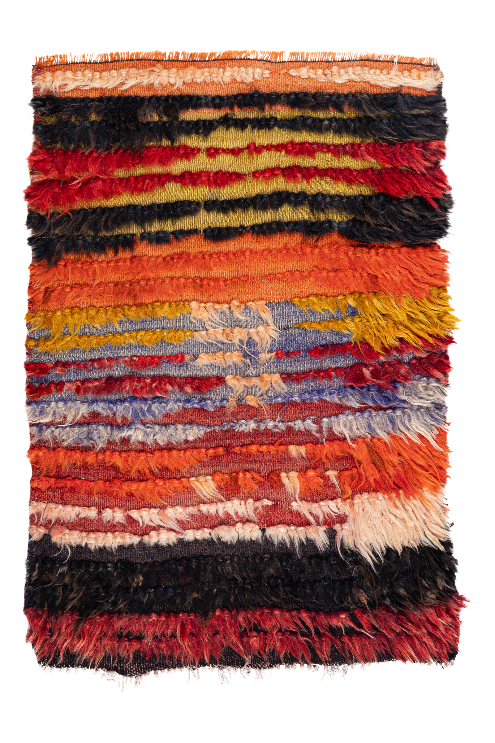 Frontalansicht eines rechteckigen, grob strukturierten Vintage-Kilims mit dichter, vertikal verlaufender Wollstruktur in horizontalen Streifen aus Orange, Rot, Schwarz, Weiß, Blau und Gelb.