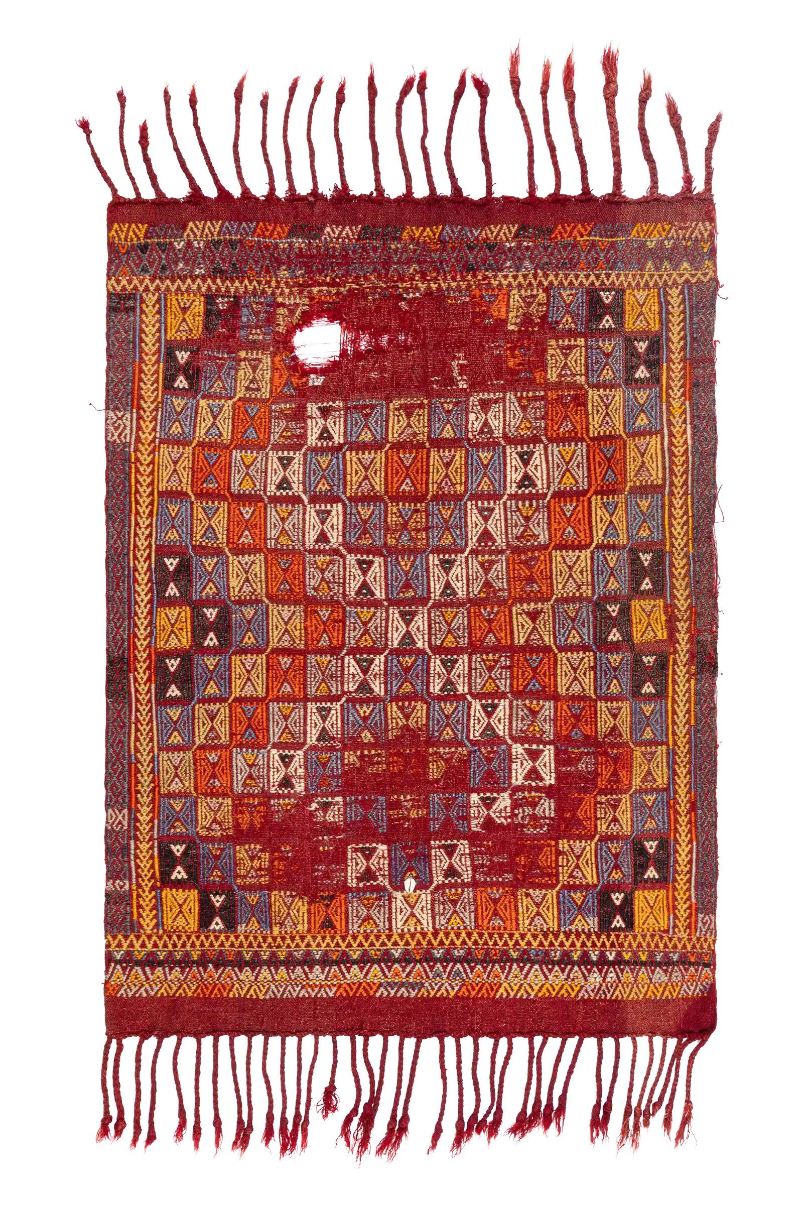 Kleiner rechteckiger Vintage-Kelim mit dichter Dreiecksrasterstruktur in Orange, Ocker, Creme, Blau und Schwarz auf dunkelrotem Grund. Breite Bordüren mit aufwendigen geometrischen Mustern und kurzen Fransen an den Schmalseiten.