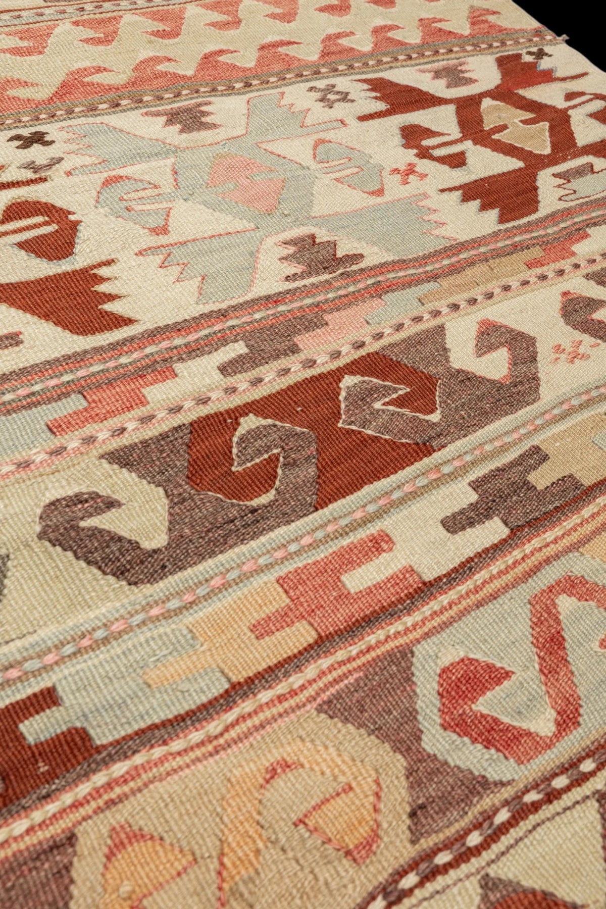 Wild Heart Free Soul Vintage Kelim aus Afyon mit geometrischen Mustern in Rot und Beige aus handgesponnener Schafwolle