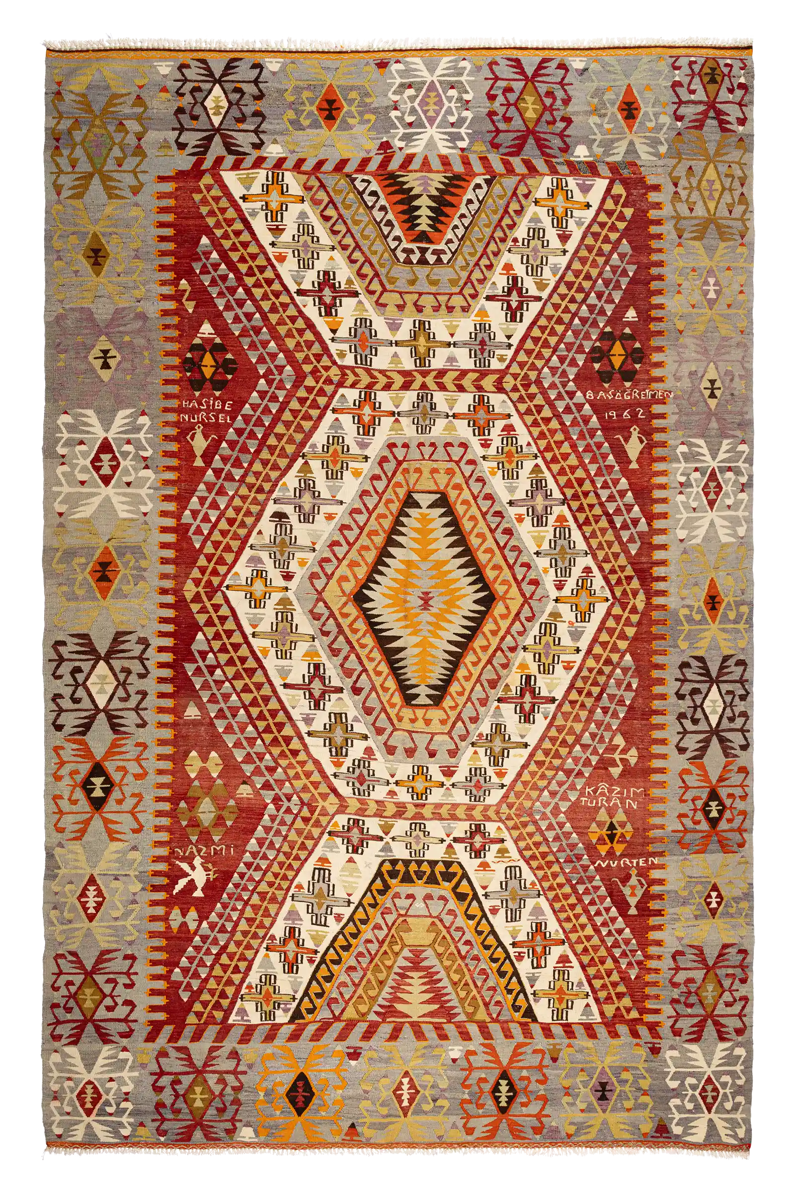 Vollständige Draufsicht auf einen großen, handgewebten Vintage-Kelim mit drei großen hexagonalen Medaillons, umgeben von geometrischen Mustern in Creme, Rot, Gelb, Schwarz, Grau und Orange. Breite Bordüren mit symmetrischen Ornamenten rahmen den Teppich ein.