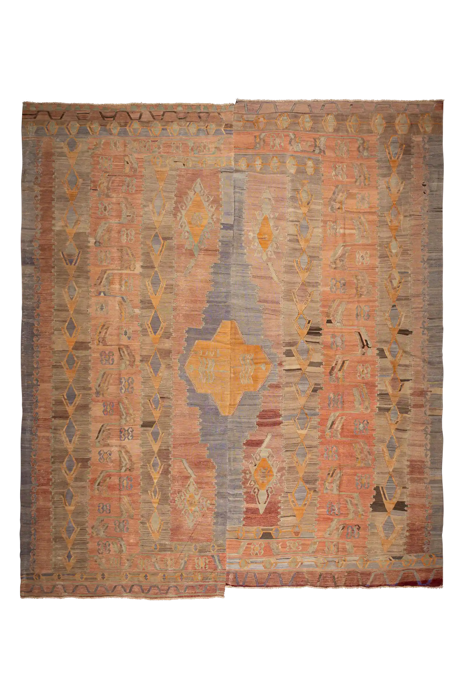 Draufsicht auf einen großflächigen, handgewebten Vintage-Kelim mit sanft verblassten Farben in Rosa, Blaugrau, Ocker und Beige. Die Komposition zeigt eine zentrale vertikale Mittelachse mit großen geometrischen Formen sowie Reihen kleinerer, sich wiederholender Motive in horizontalen Bändern.