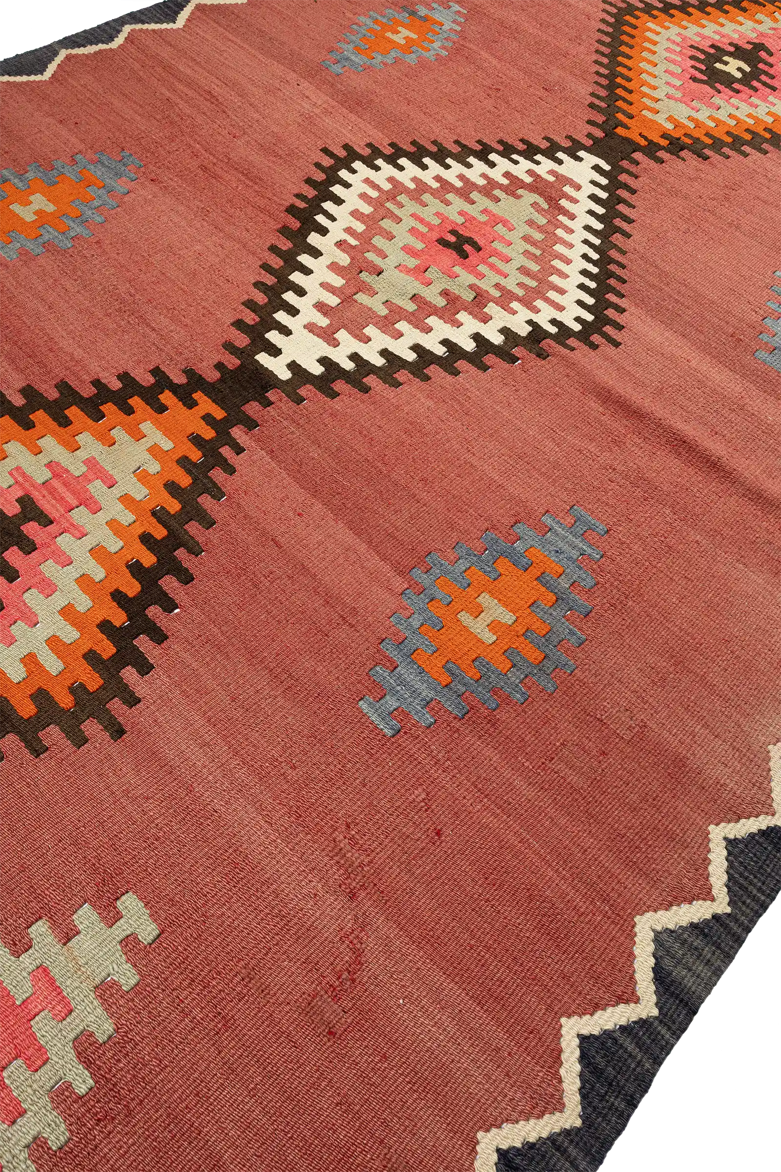 Schräge Seitenansicht des Kilims – betont den Kontrast zwischen ruhigem Fond und den leuchtenden, geometrisch platzierten Elementen