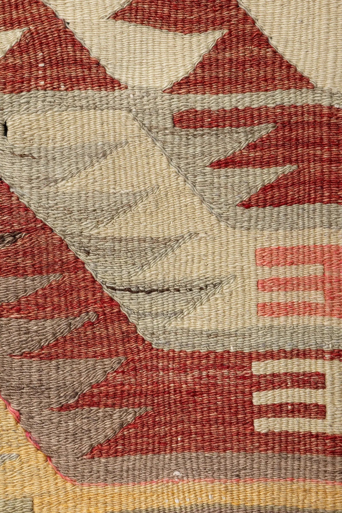 Wild Heart Free Soul Vintage Kelim aus Denizli mit geometrischen Mustern in Pink, Apricot und Honiggelb auf Creme