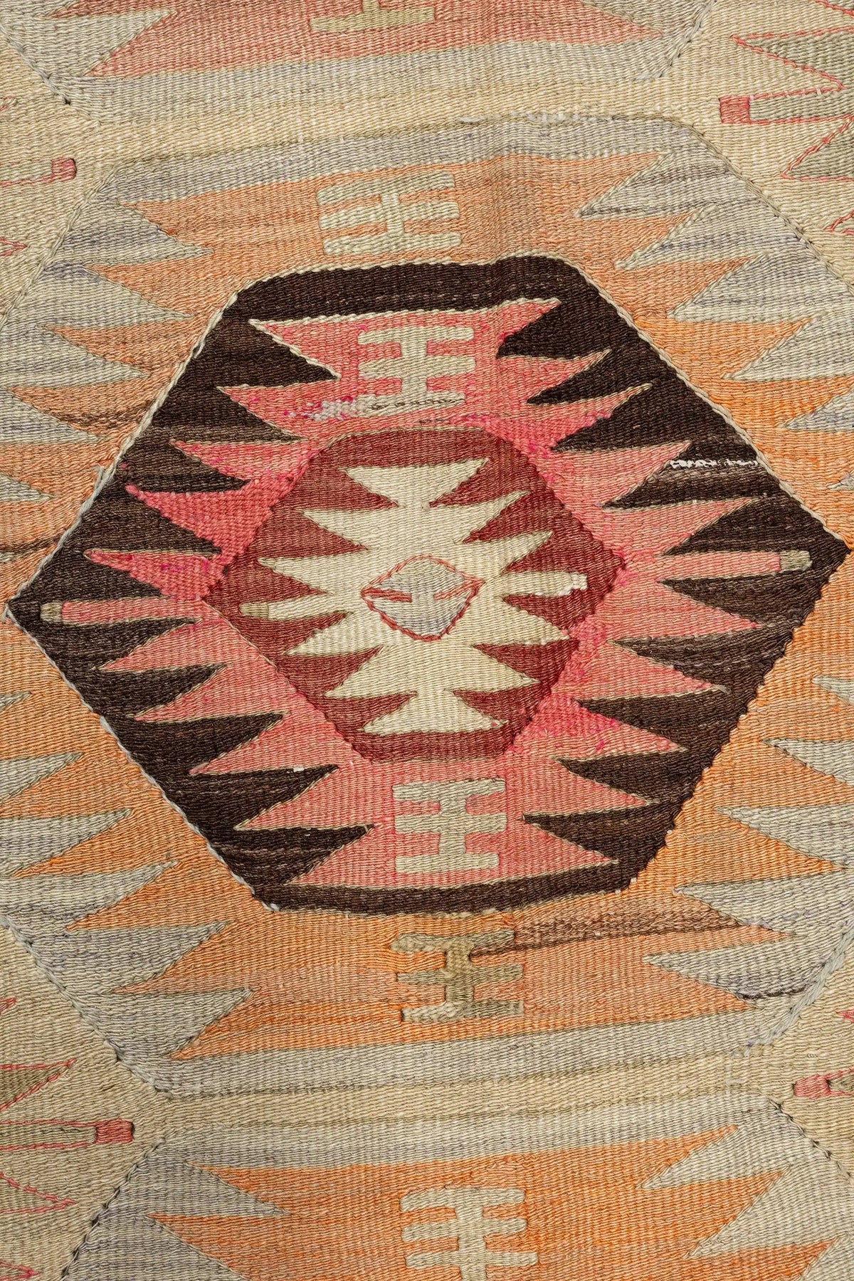 Wild Heart Free Soul Vintage Kelim aus Denizli mit geometrischen Mustern in Pink, Apricot und Honiggelb auf Creme