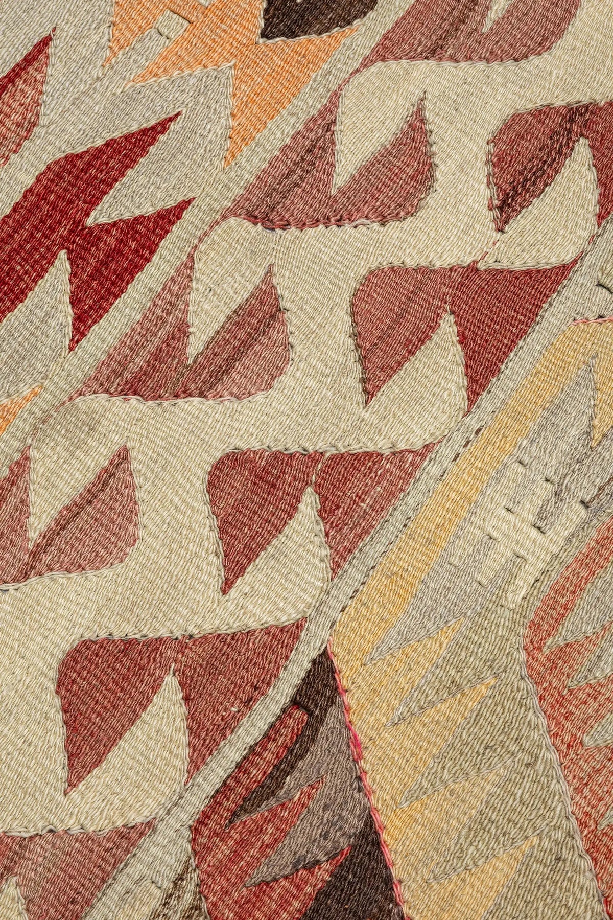 Wild Heart Free Soul Vintage Kelim aus Denizli mit geometrischen Mustern in Pink, Apricot und Honiggelb auf Creme