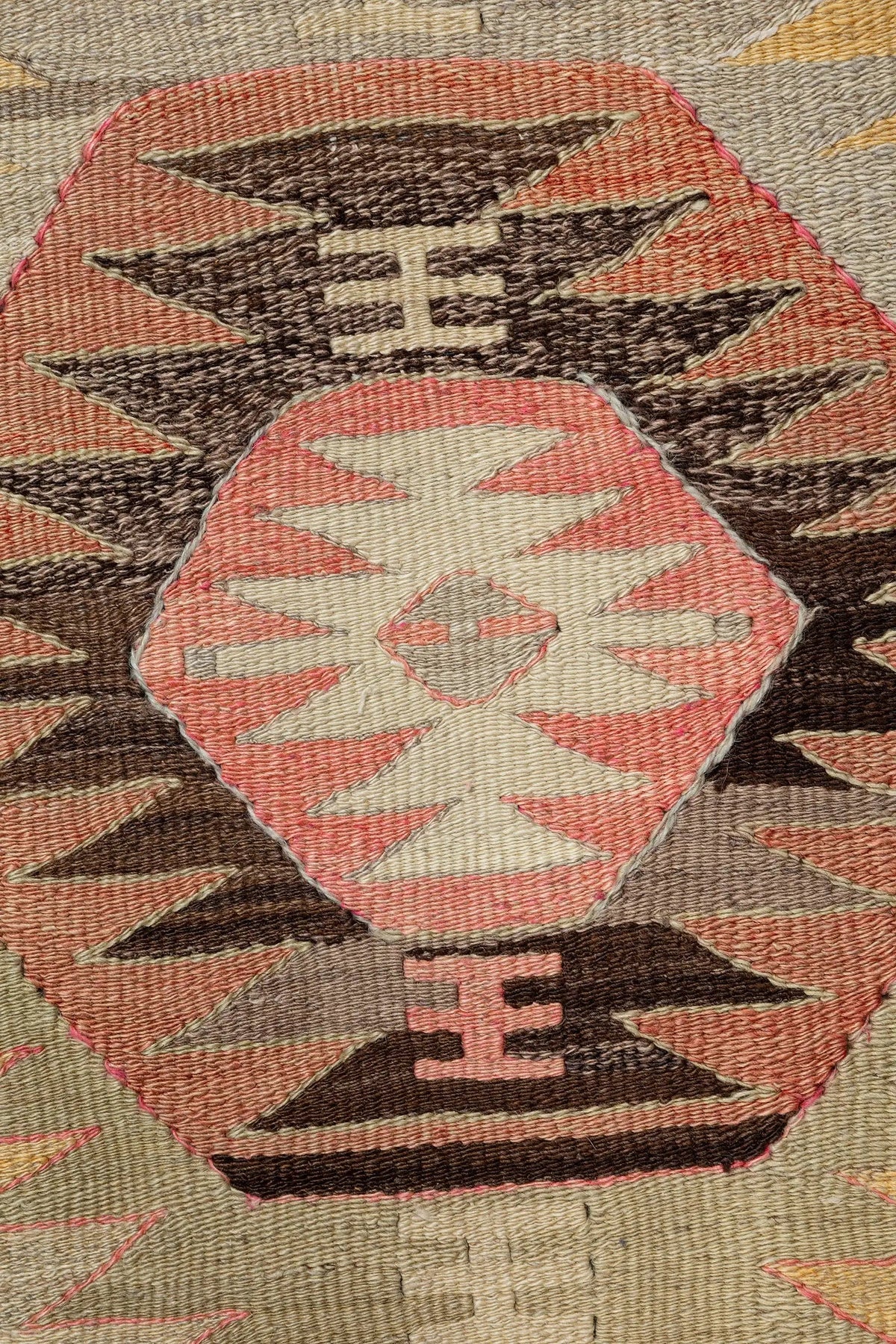Wild Heart Free Soul Vintage Kelim aus Denizli mit geometrischen Mustern in Pink, Apricot und Erdtönen auf Creme