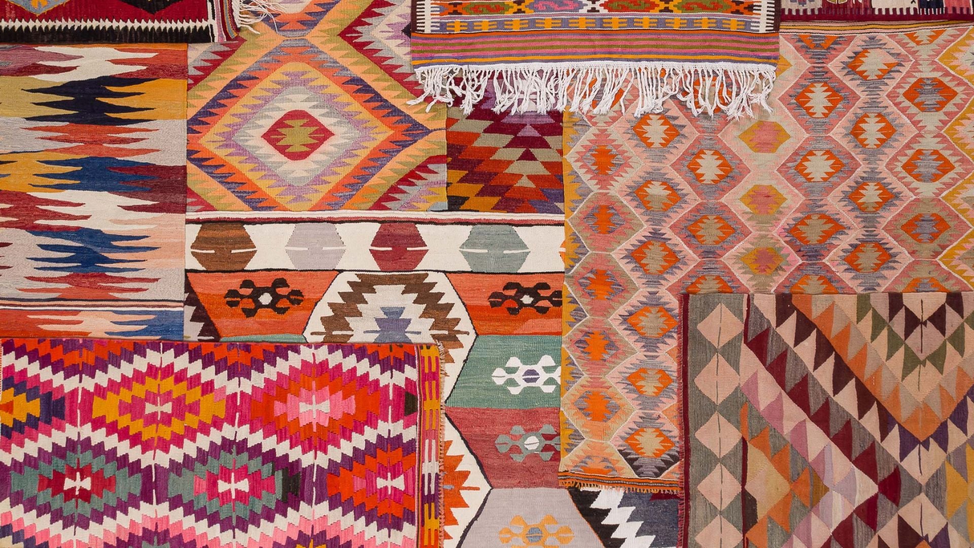 Bunte, gemusterte Kelims die übereinander liegen