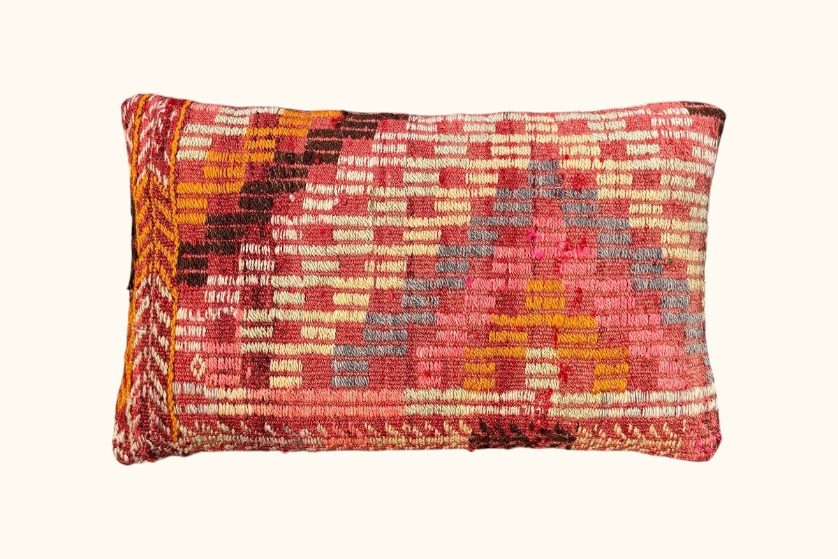 SAFAK Vintage Kelim Kissen – Rosé-, Koralle-, Ocker- und Cremetöne mit geometrischem Muster (50×30 cm)