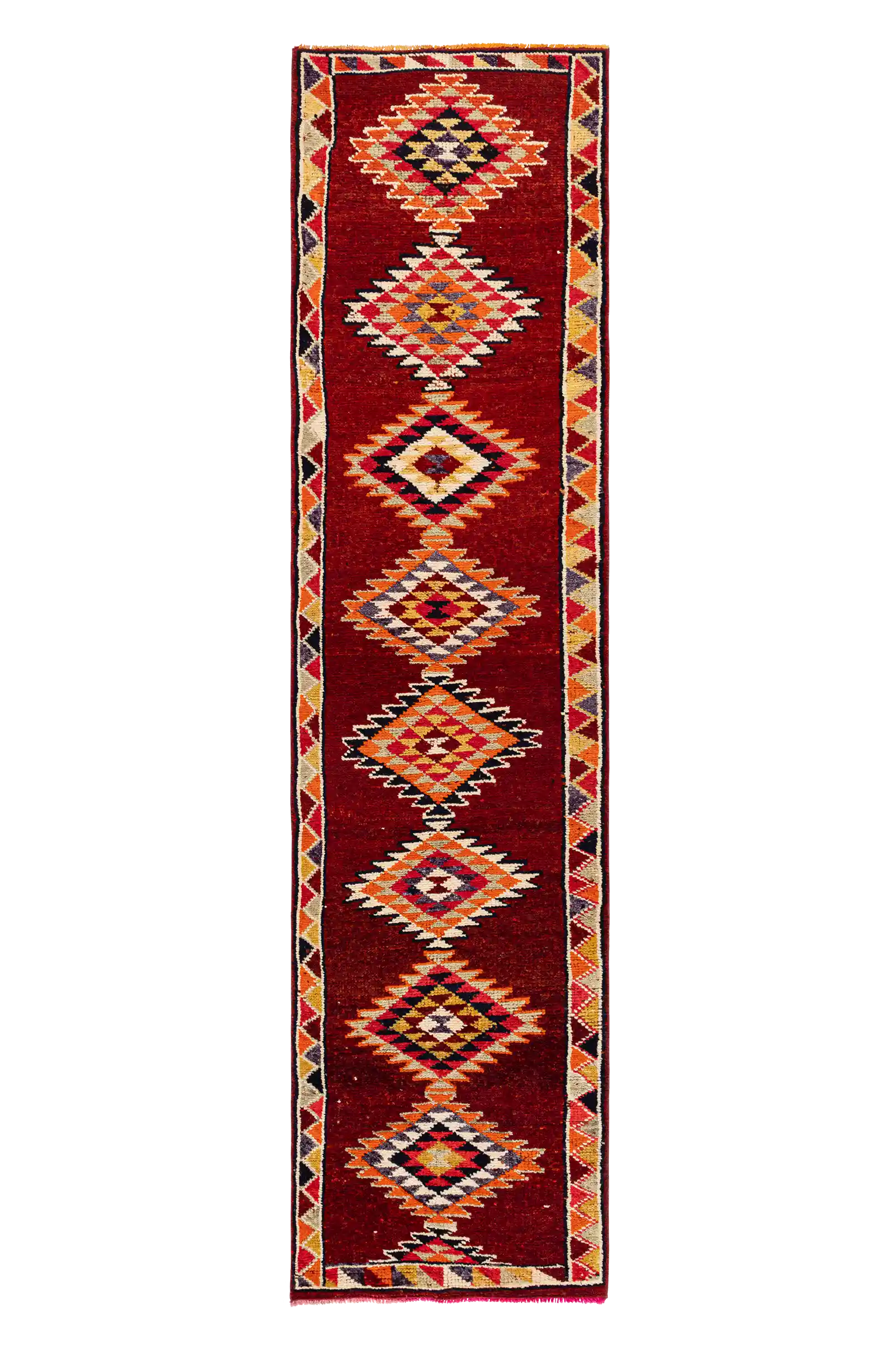 Draufsicht auf einen schmalen, handgewebten Vintage-Kelim mit kräftigem, tiefrotem Grund und symmetrisch platzierten rautenförmigen Mustern in Rot, Gelb, Orange, Lila, Weiß und Schwarz. Die Ränder sind mit diagonalen Dreiecksmustern in wechselnden Farben gestaltet.

