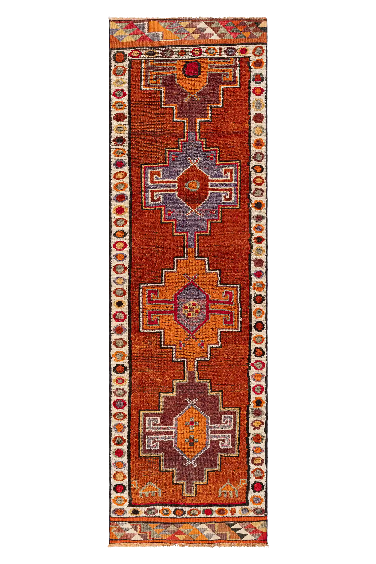 Draufsicht auf einen reich verzierten, schmalen Vintage-Kelim mit kräftigen Farben, darunter Orange, Rot, Violett und Schwarz, symmetrisch angeordneten Medaillonmotiven in geometrischer Form sowie beidseitigem, ornamentalem Rand mit bunten Kreismustern.