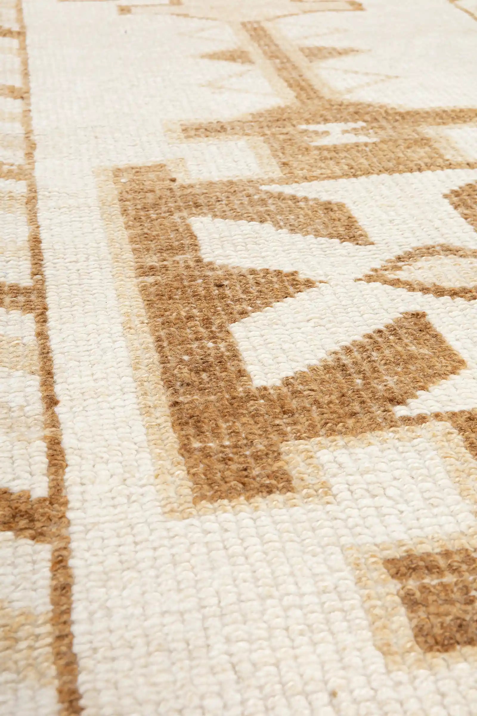 Detaillierter Blick auf die dicke Wollstruktur mit kontrastierenden Faserverläufen in hellem Beige, Creme und Braun, inklusive diagonaler Weblinien.