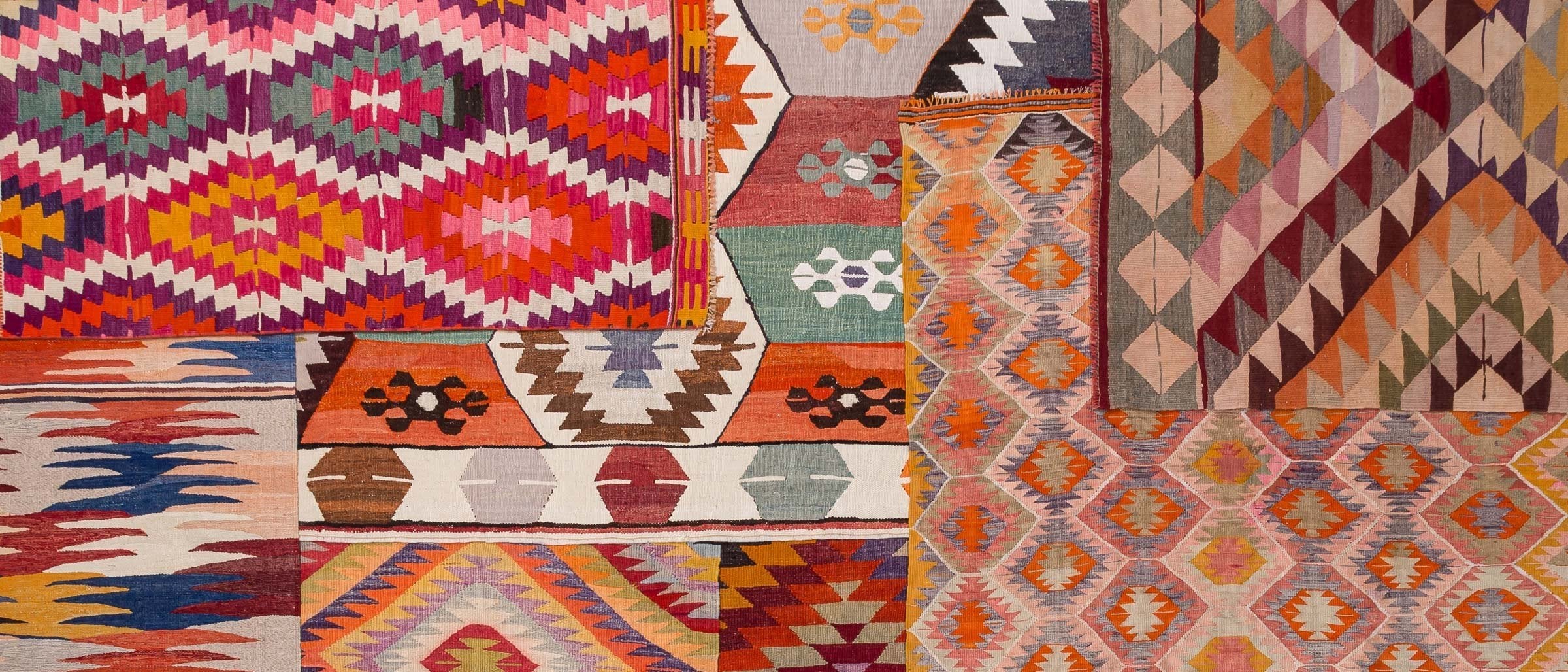 Bunte, gemusterte Kelims, die übereinander liegen