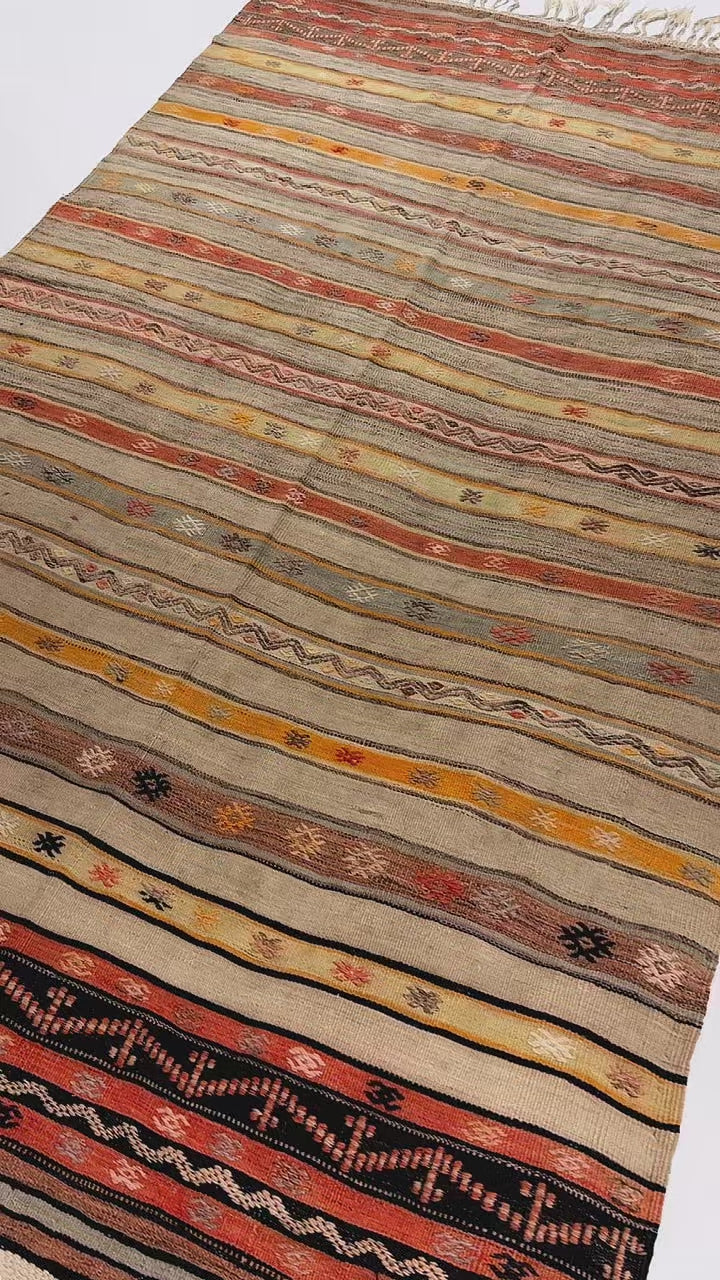 Video des FETHIYE Kelims mit Streifen und Stickerei – Nomadenstil in Naturfarben
