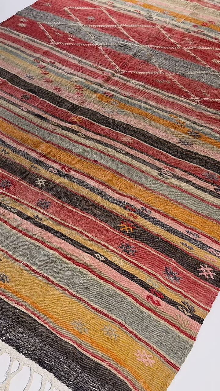 Videoaufnahme des Vintage-Kelims aus Anatolien – Bewegung, Textur und Farbtiefe im Licht

