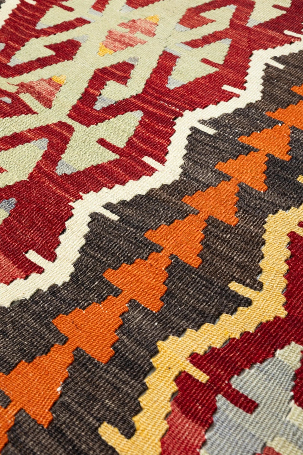 Wild Heart Free Soul handgewebter Vintage-Kelim aus Anatolien mit traditionellen Mustern in Rot, Orange und Braun