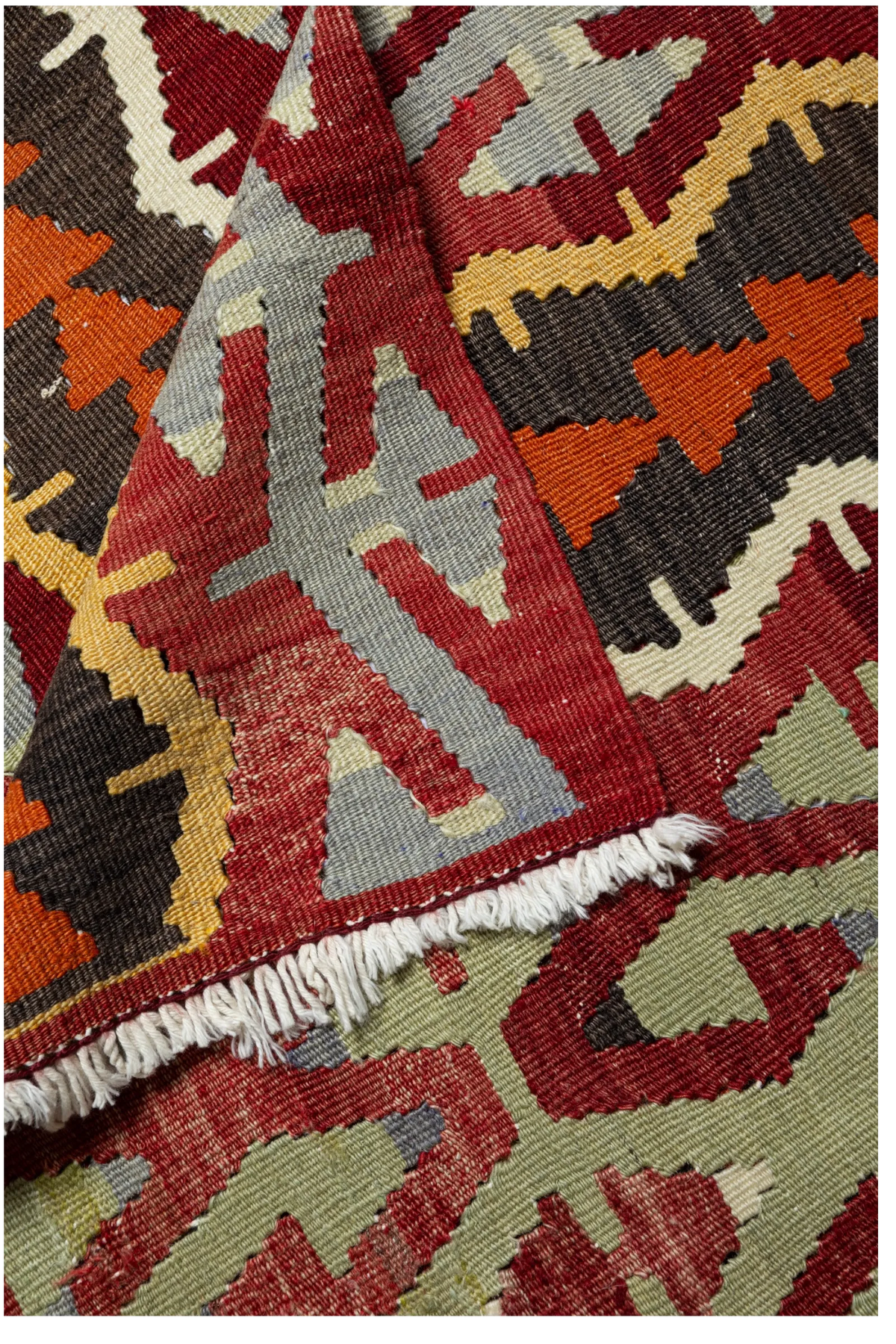 Wild Heart Free Soul handgewebter Vintage-Kelim aus Anatolien mit geometrischen Mustern in Rot, Gelb und Grau